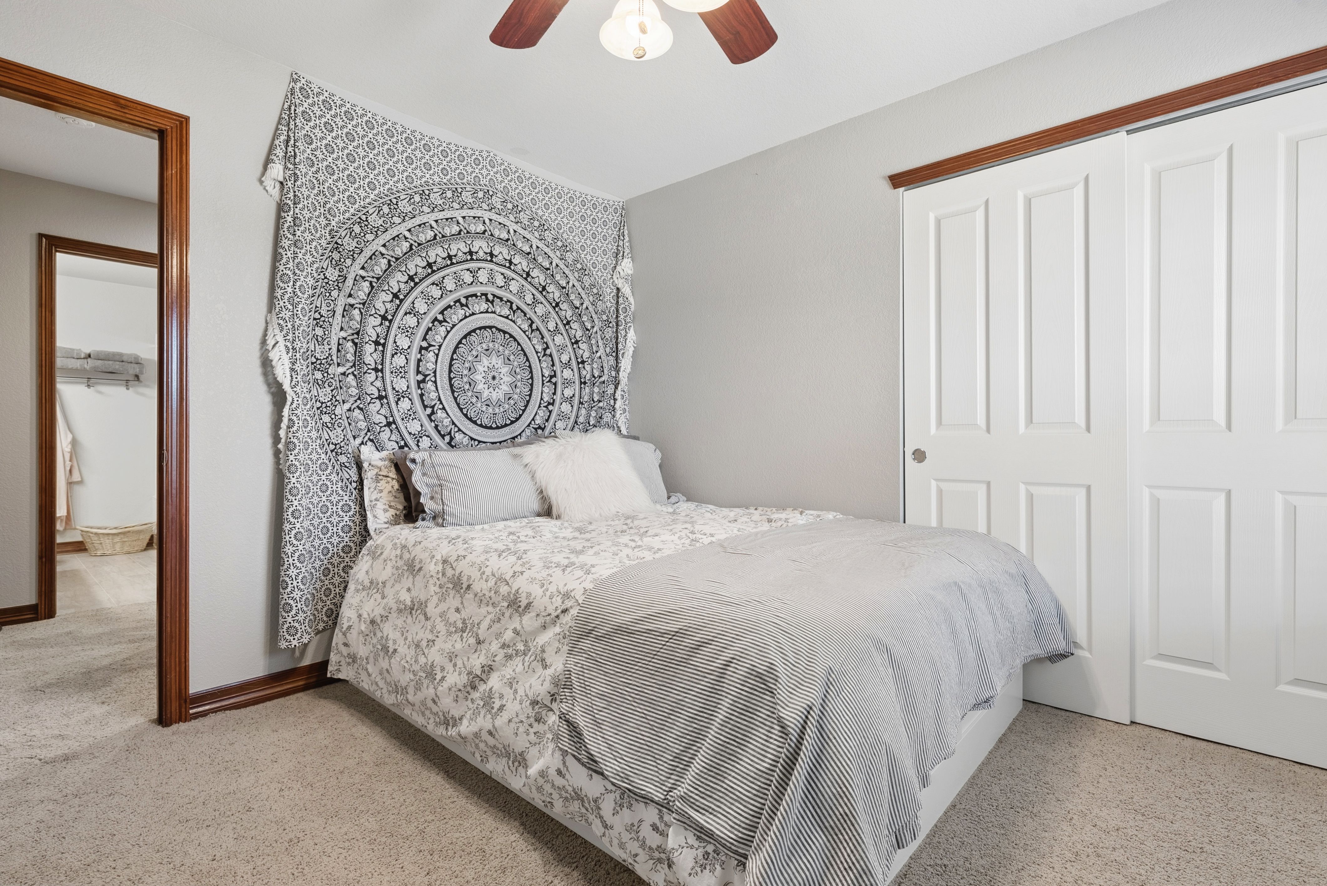  Maintenance-free, Updated Townhome In Prime Location - 物件實景