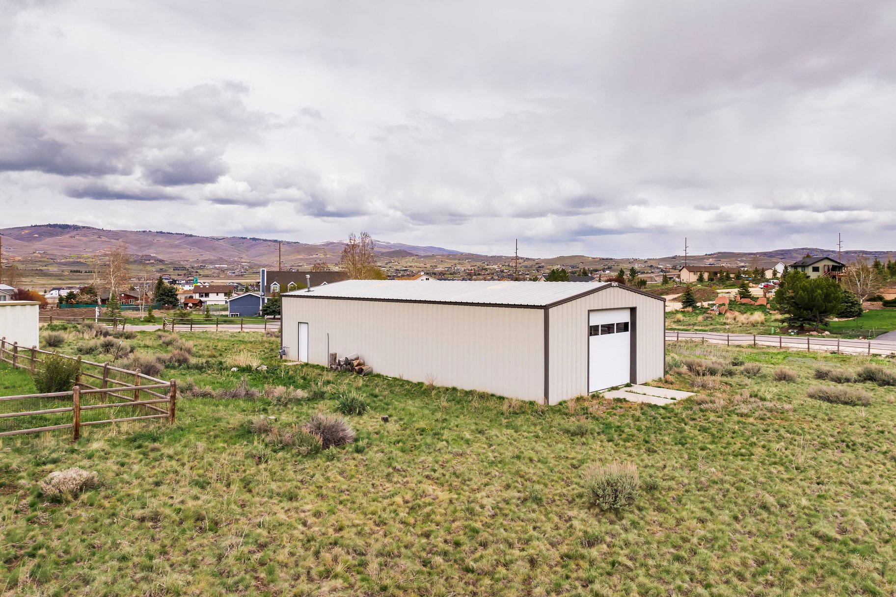  2 Acres  1,800 SF Barn  Minimal HOA  Park City School District — Bring Your V - 物件實景