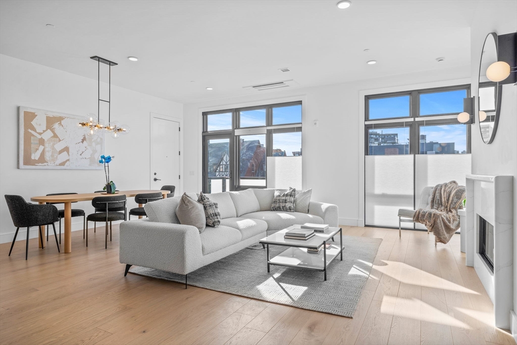 Brookline, Massachusetts, 02446, United States, 3 Bedrooms Bedrooms, ,4 BathroomsBathrooms,Residential,For Sale,1975462