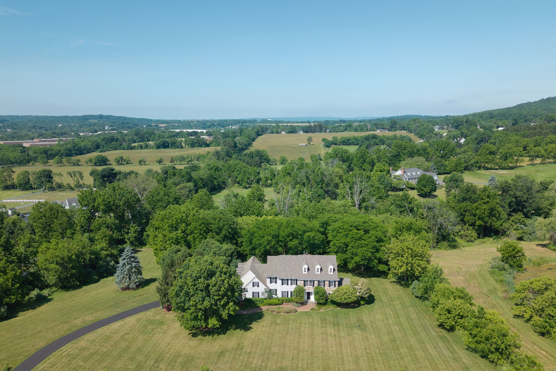  ?Hill View Farms? Neighborhood Colonial Offers Convenience and Tranquility - 物件實景