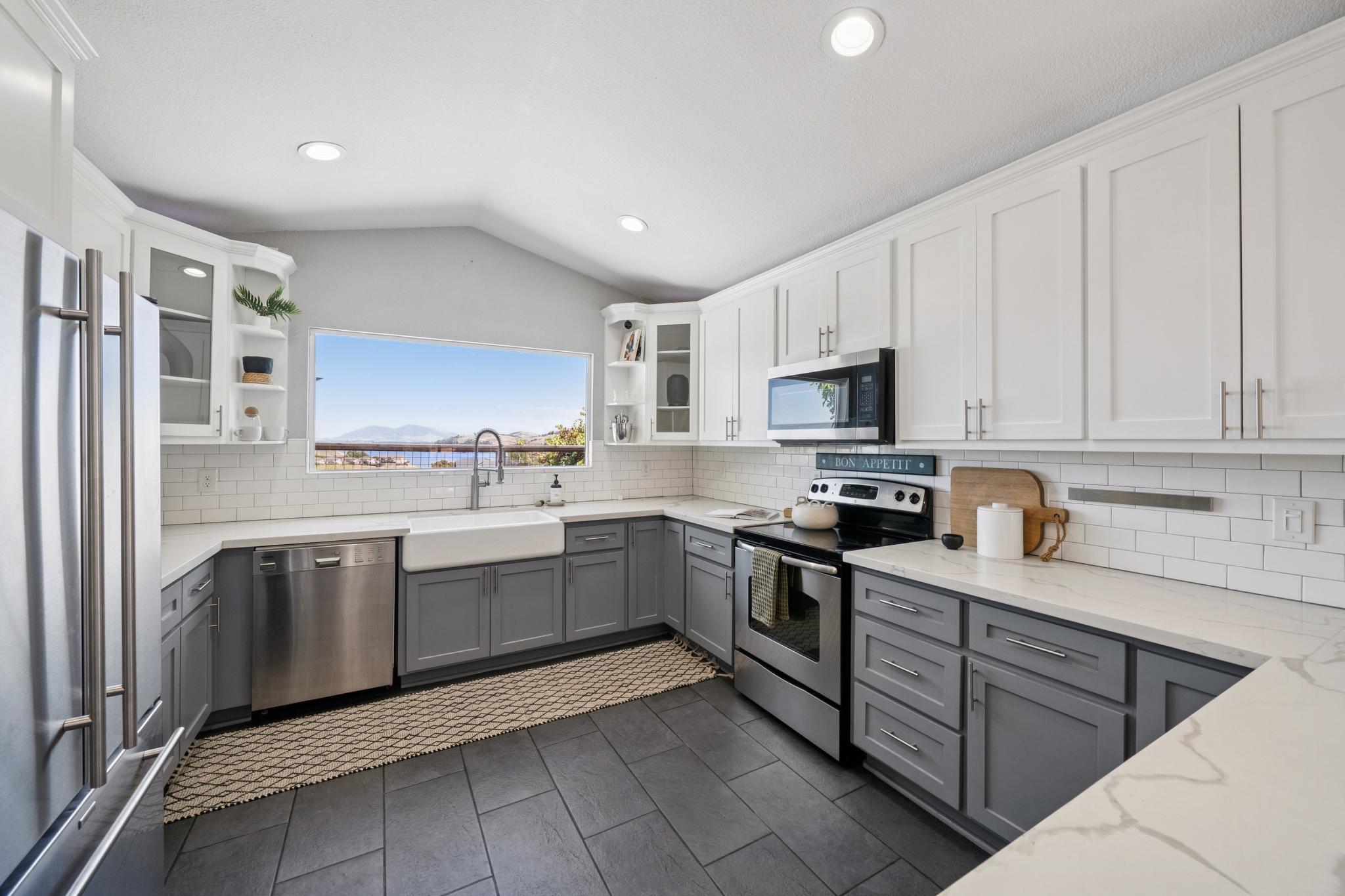  Beautifully Updated Home with Stunning Water Views - 物件實景