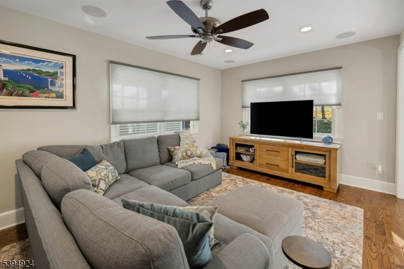 Verona Twp., New Jersey, 07044, United States, 4 Bedrooms Bedrooms, ,3 BathroomsBathrooms,Residential,For Sale,1992064