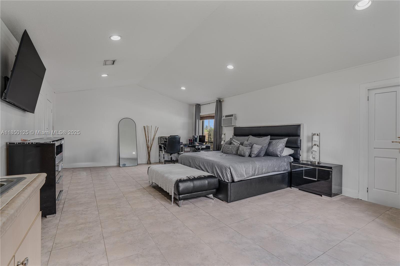 Miami, Florida, 33165, United States, 3 Bedrooms Bedrooms, ,2 BathroomsBathrooms,Residential,For Sale,1906706