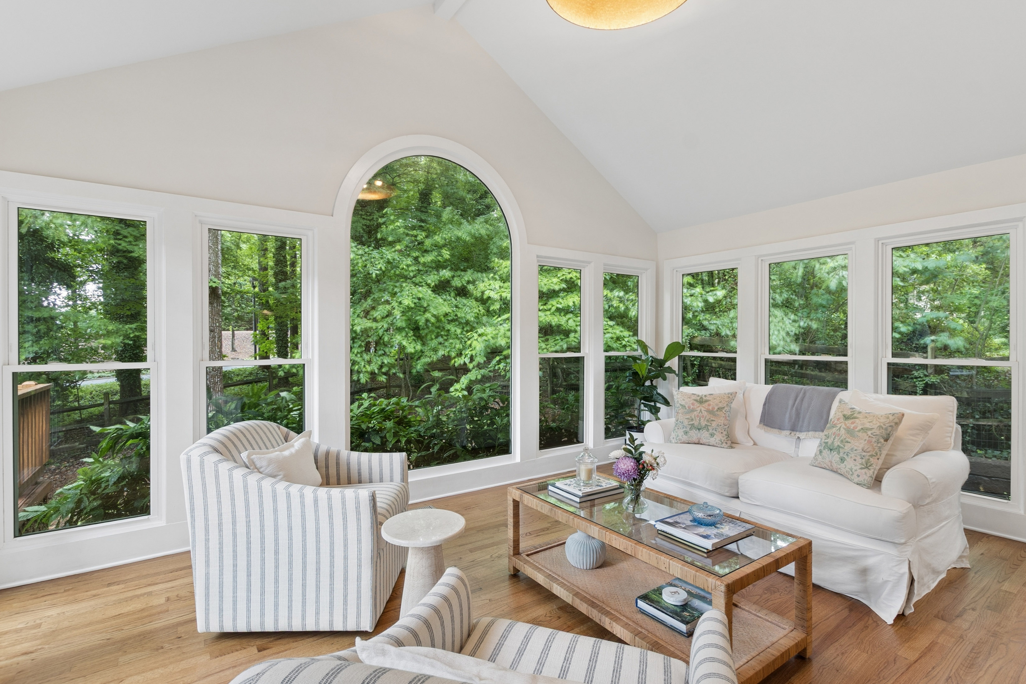  Beautifully Updated Home Blends Timeless Style with Elevated Designer Finishes - 物件實景