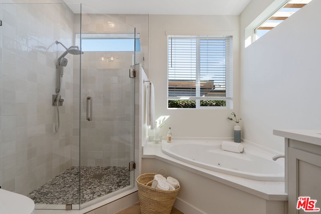 Malibu, California, 90265, United States, 4 Bedrooms Bedrooms, ,3 BathroomsBathrooms,Residential,For Sale,1907056