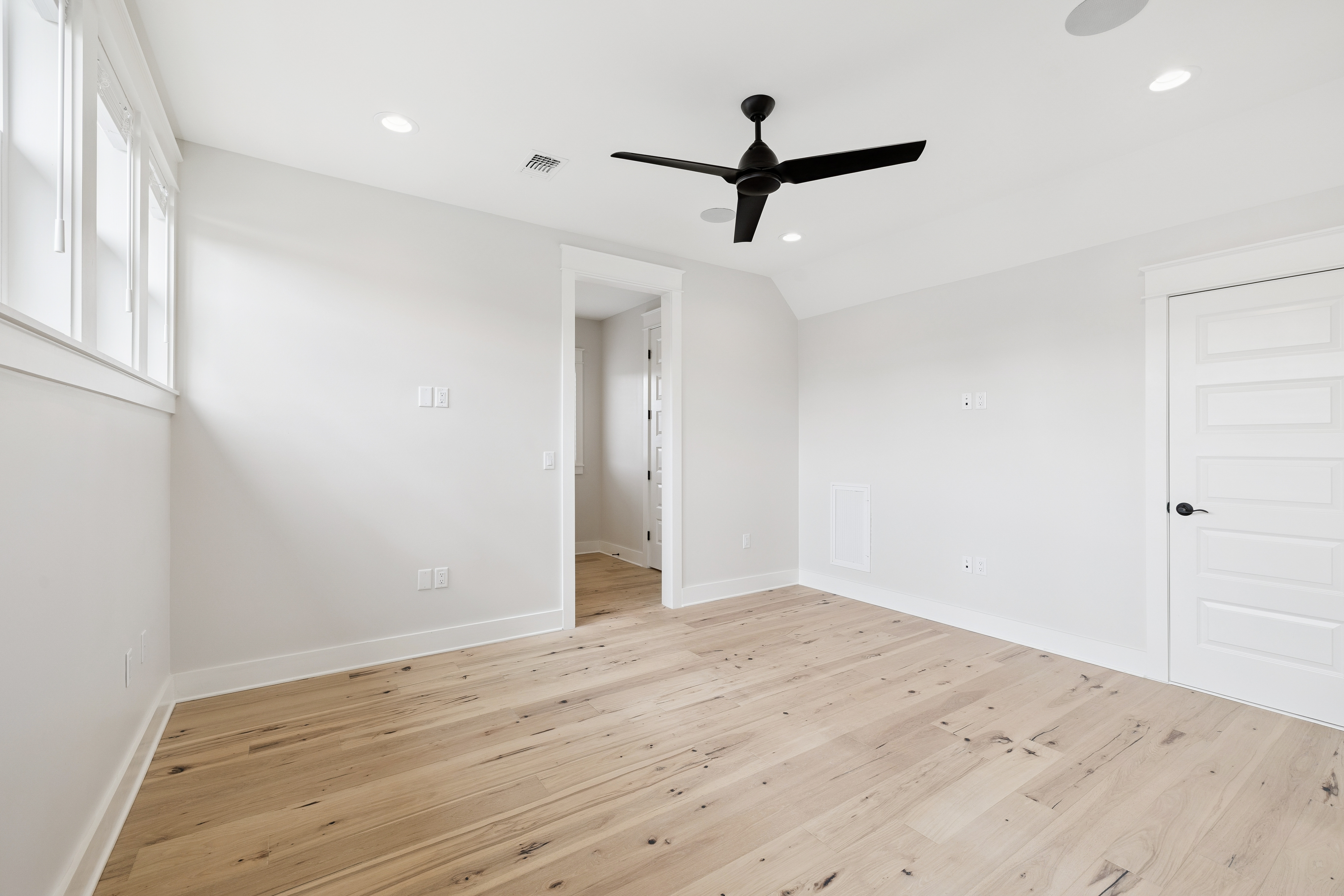  Multi-Level Refined Coastal Home In Gated Community Near Beach Access - 物件實景