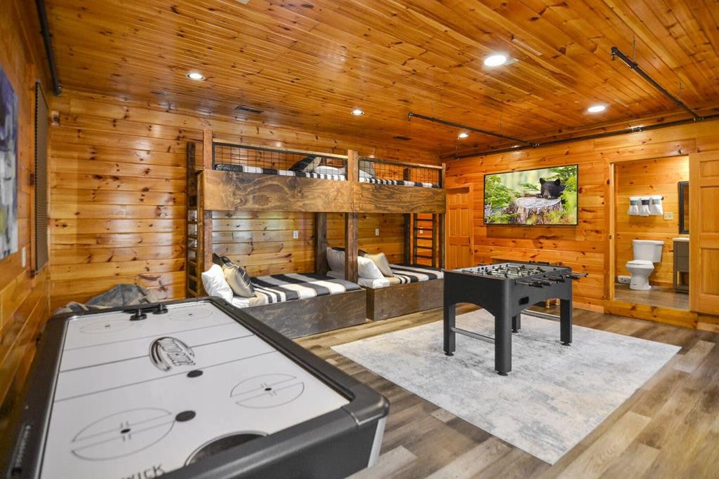 Sevierville, Tennessee, 37862, United States, 3 Bedrooms Bedrooms, ,7 BathroomsBathrooms,Residential,For Sale,1914651
