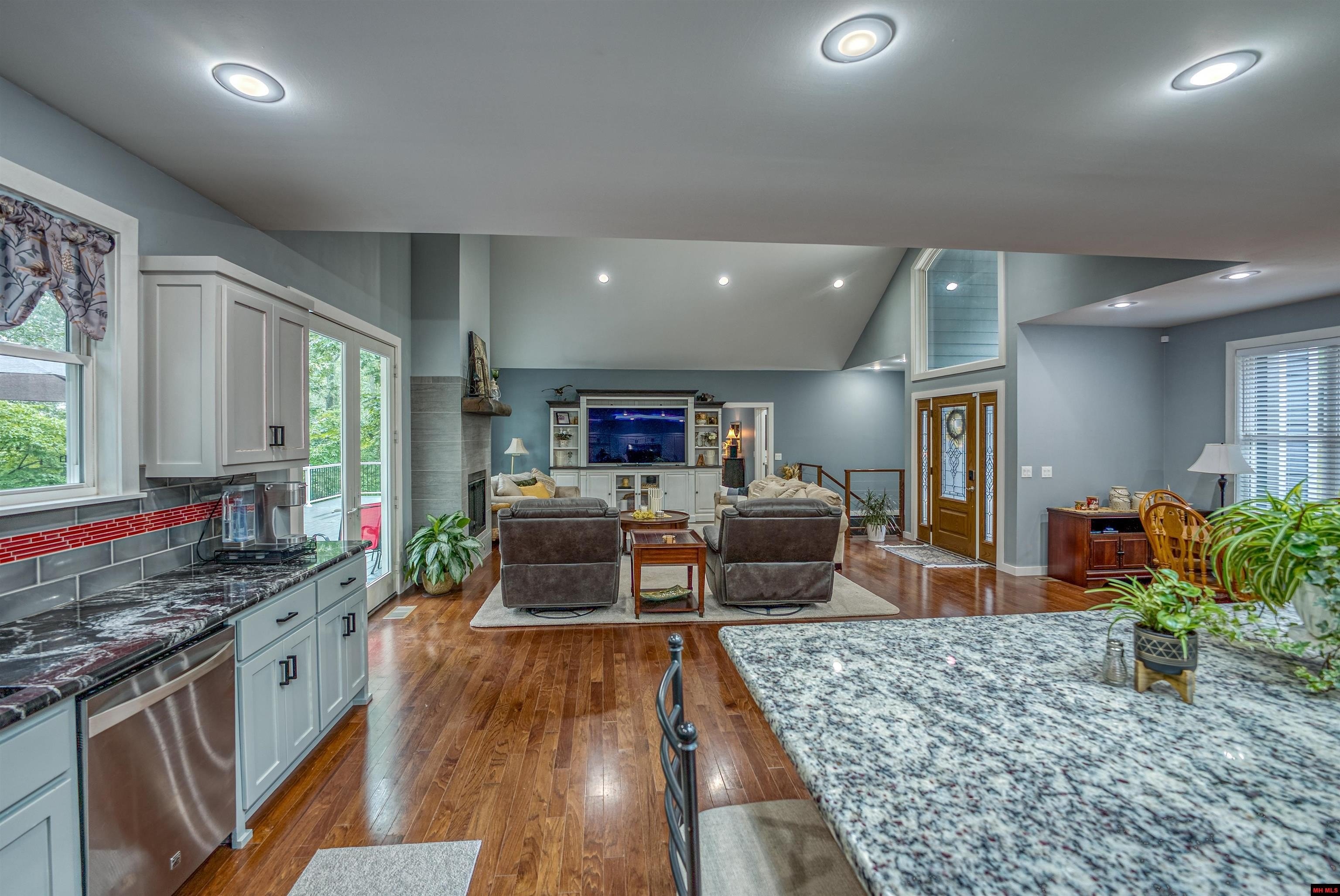 Mountain Home, Arkansas, 72653, United States, 3 Bedrooms Bedrooms, ,4 BathroomsBathrooms,Residential,For Sale,1935895