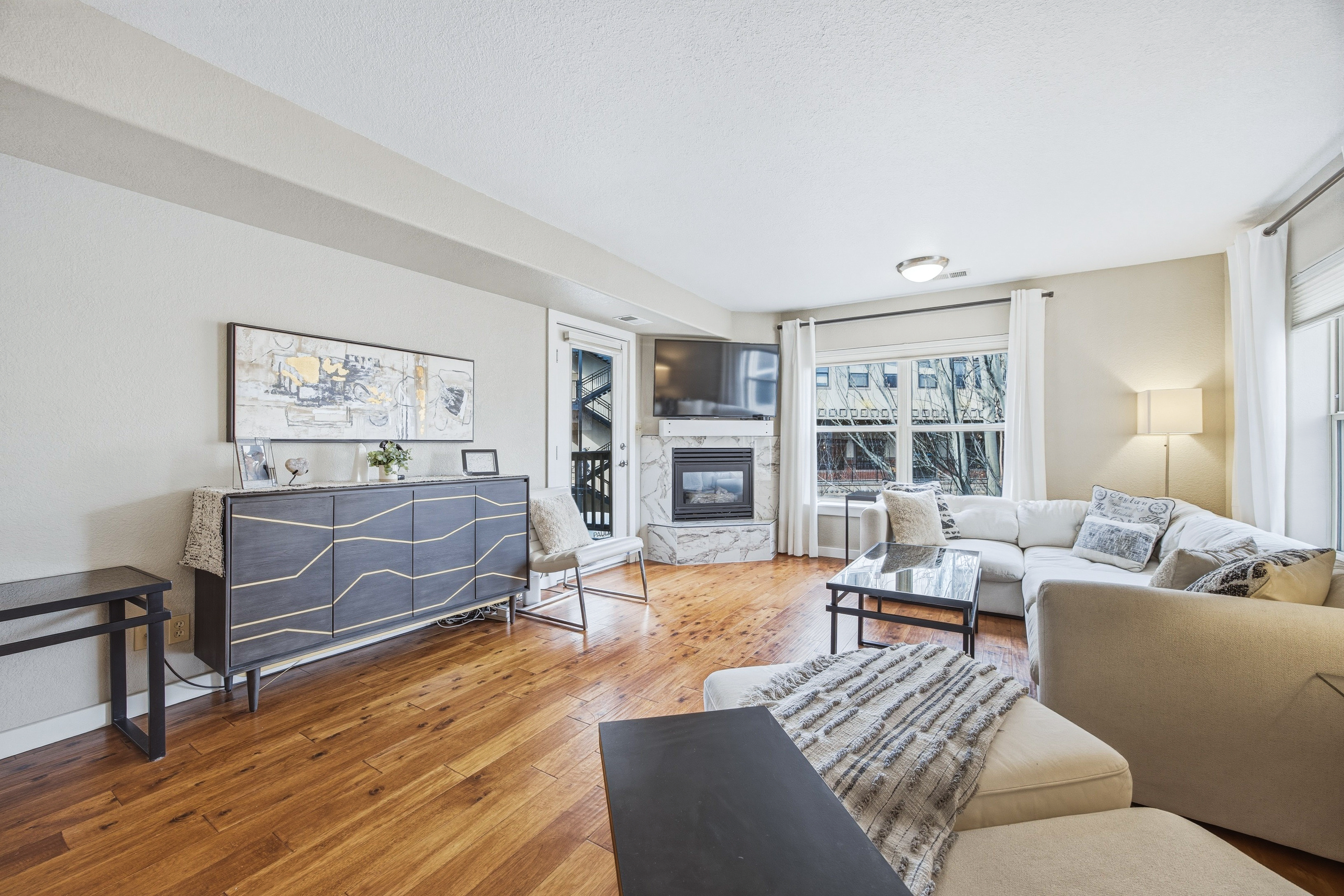  Updated, Bright, South-Facing Corner Residence in the Heart of Edwards - 物件實景