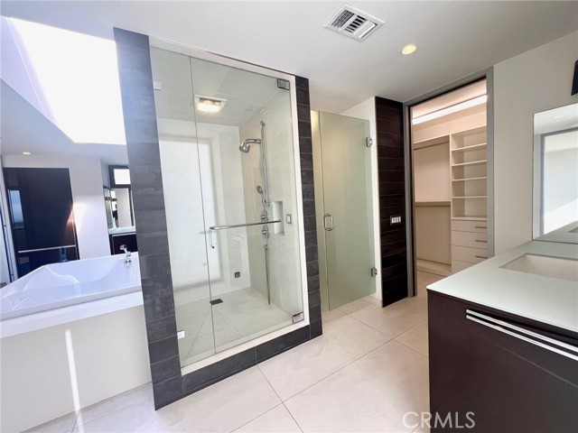 Long Beach, California, 90803, United States, 5 Bedrooms Bedrooms, ,6 BathroomsBathrooms,Residential,For Sale,1980358