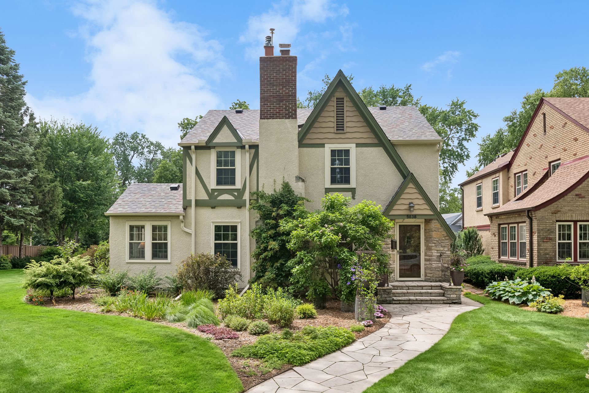  Thoughtfully Updated Tudor on a Rare Oversized Lot - 物件實景