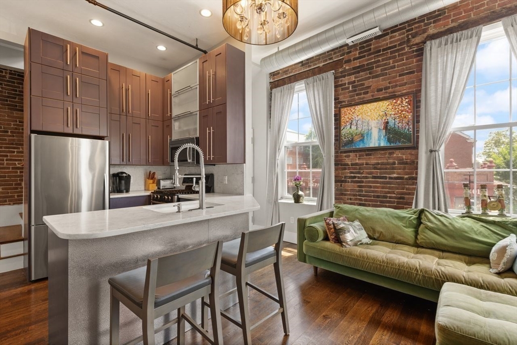 Salem, Massachusetts, 01970, United States, 2 Bedrooms Bedrooms, ,2 BathroomsBathrooms,Residential,For Sale,1896365