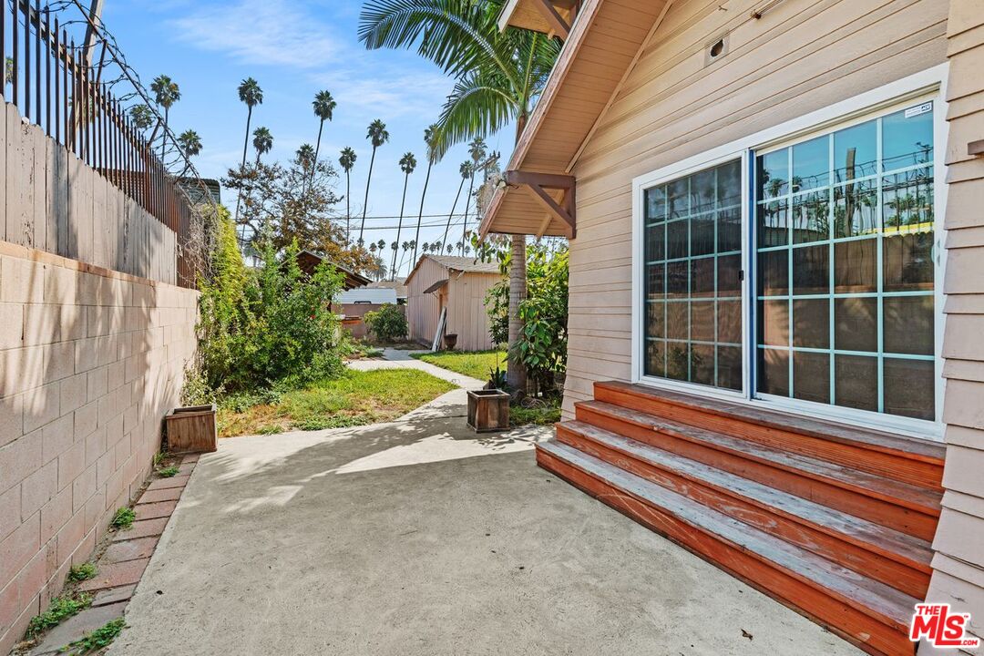 Los Angeles, California, 90043, United States, 3 Bedrooms Bedrooms, ,3 BathroomsBathrooms,Residential,For Sale,1818072