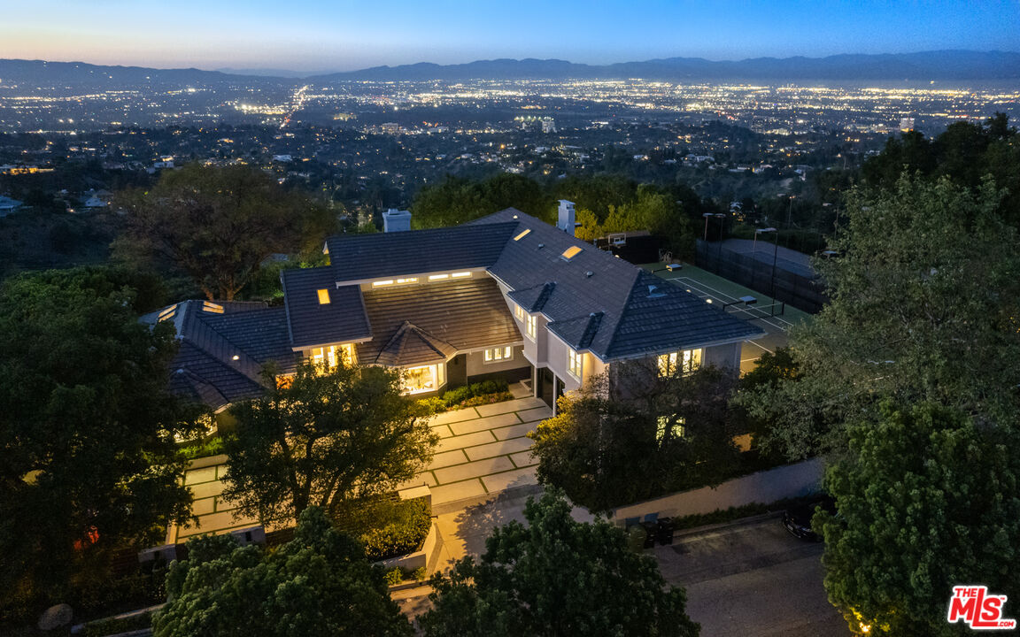 Los Angeles, California, 90049, United States, 5 Bedrooms Bedrooms, ,4 BathroomsBathrooms,Residential,For Sale,1889913