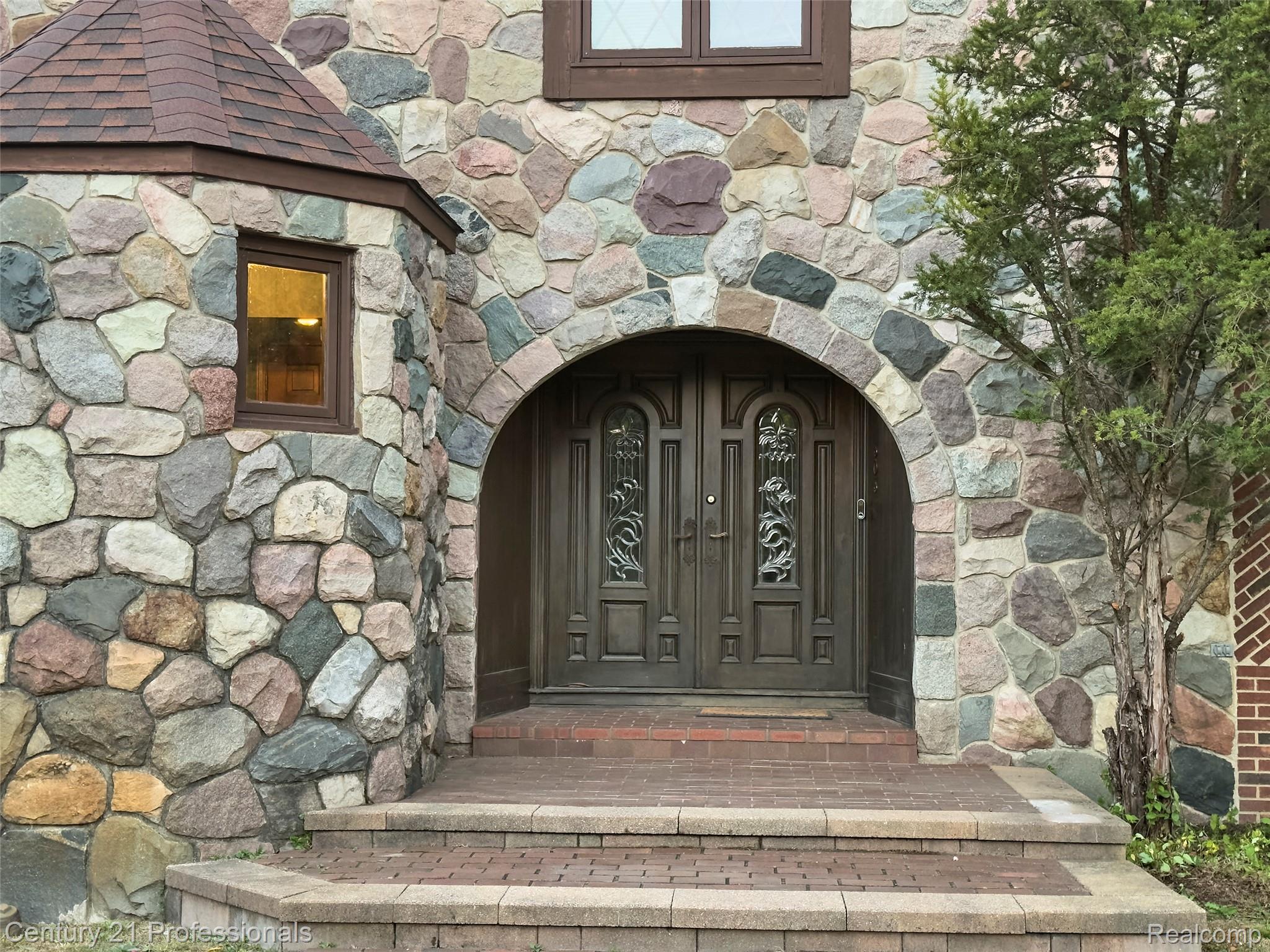 Rochester, Michigan, 48306, United States, 5 Bedrooms Bedrooms, ,6 BathroomsBathrooms,Residential,For Sale,1987117