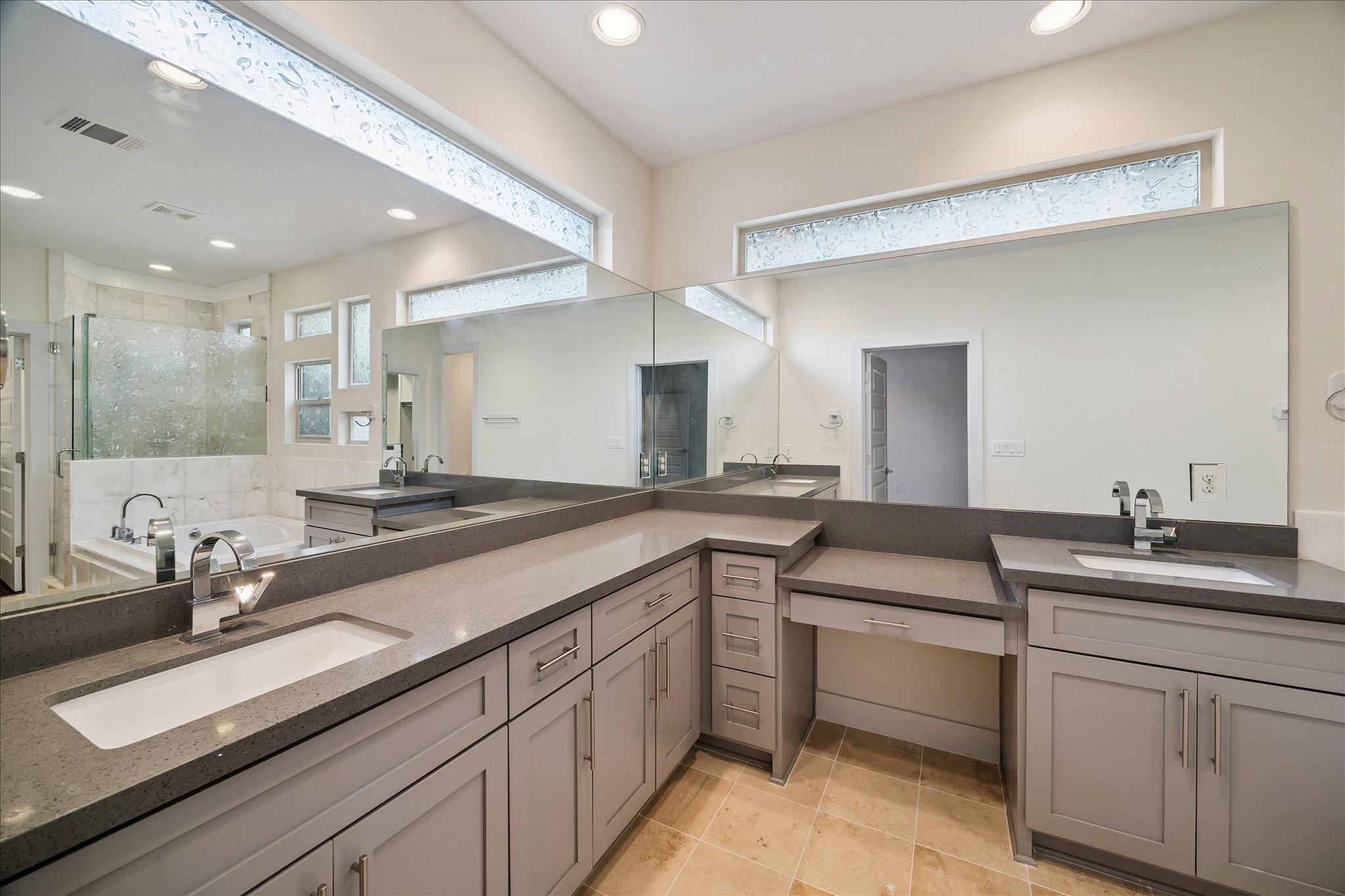  4833 Chenevert Street - 物件實景