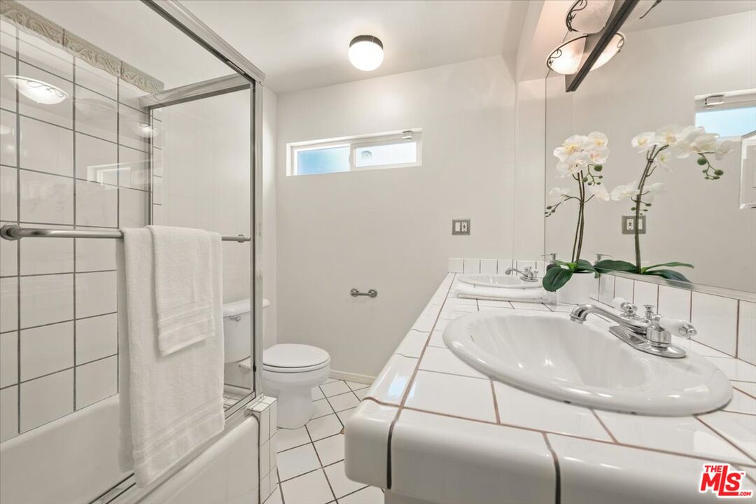 Los Angeles, California, 90049, United States, 3 Bedrooms Bedrooms, ,3 BathroomsBathrooms,Residential,For Sale,1908650