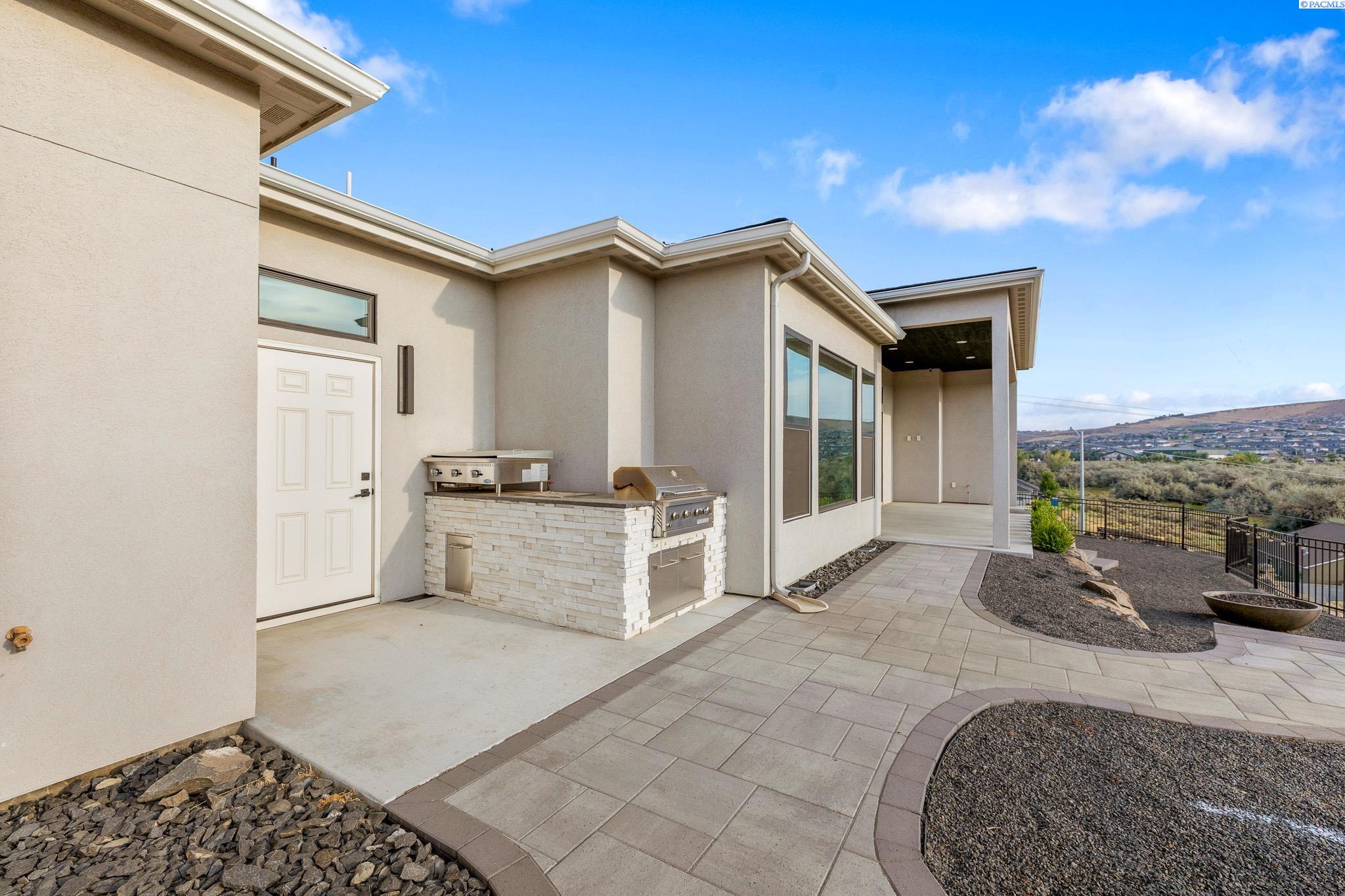 Richland, Washington, 99352, United States, 4 Bedrooms Bedrooms, ,4 BathroomsBathrooms,Residential,For Sale,1943884