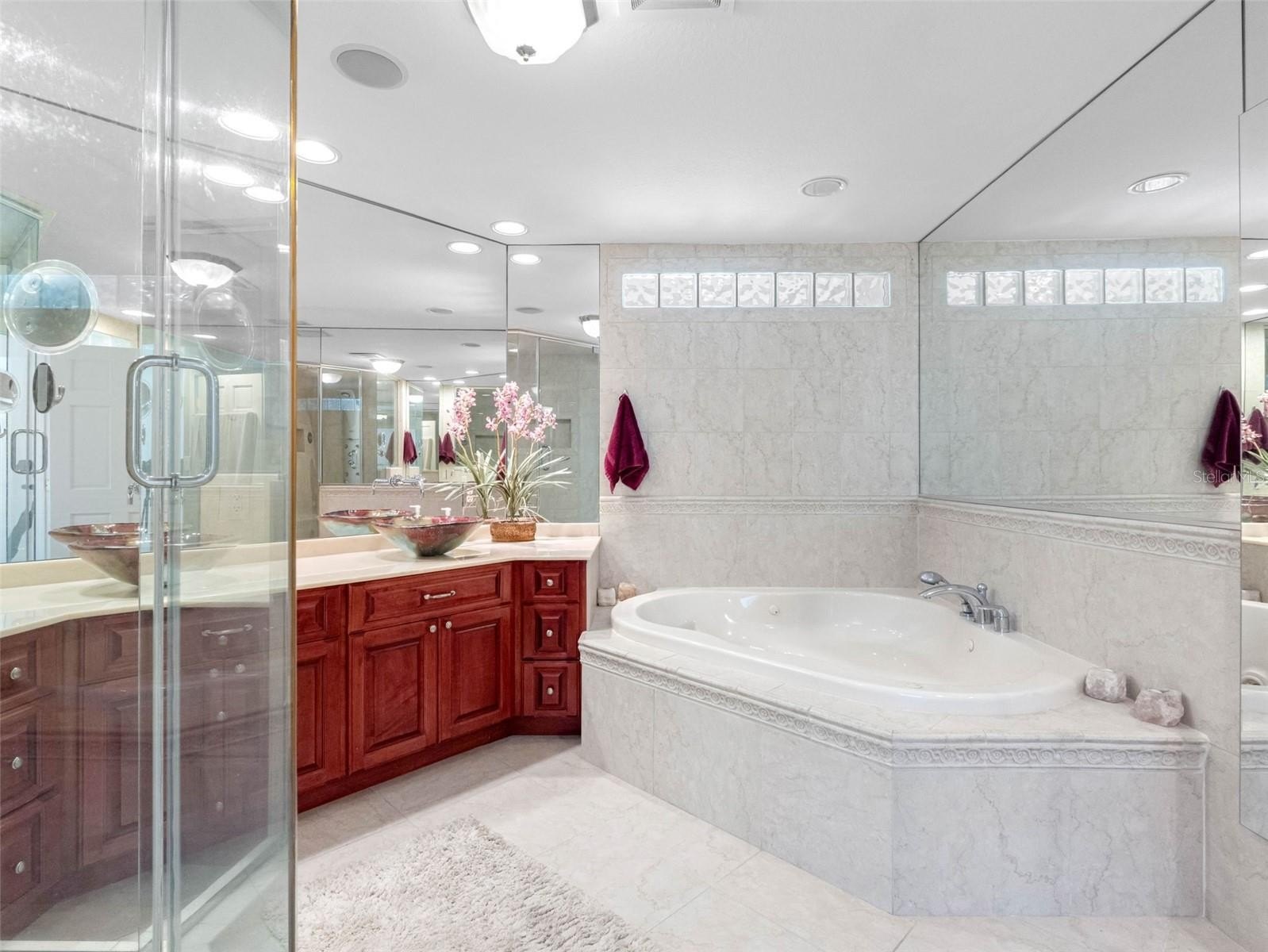 CLEARWATER BEACH, Florida, 33767, United States, 3 Bedrooms Bedrooms, ,3 BathroomsBathrooms,Residential,For Sale,1979132