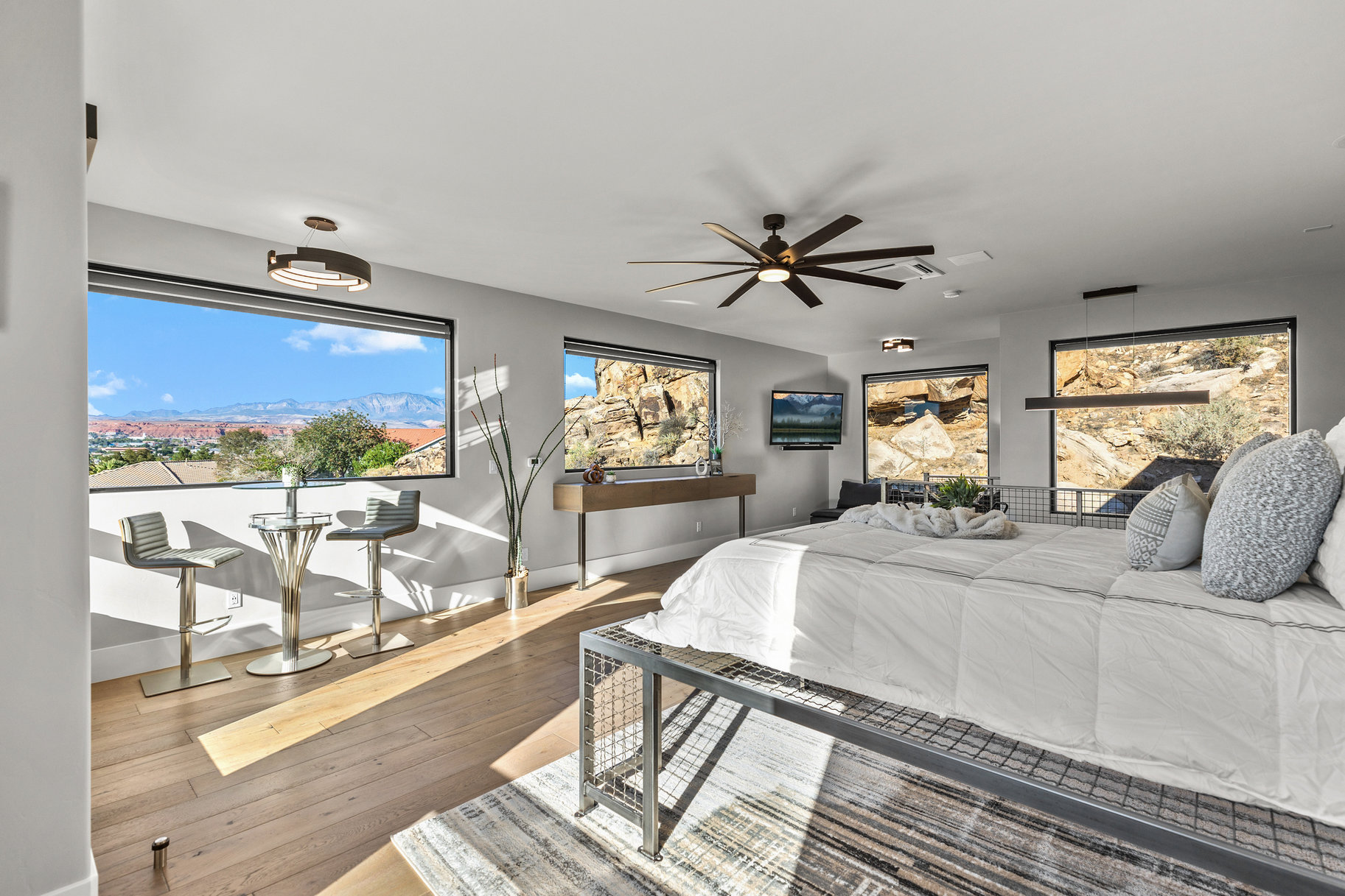  Modern Masterpiece With Breathtaking Mountain Views - 物件實景