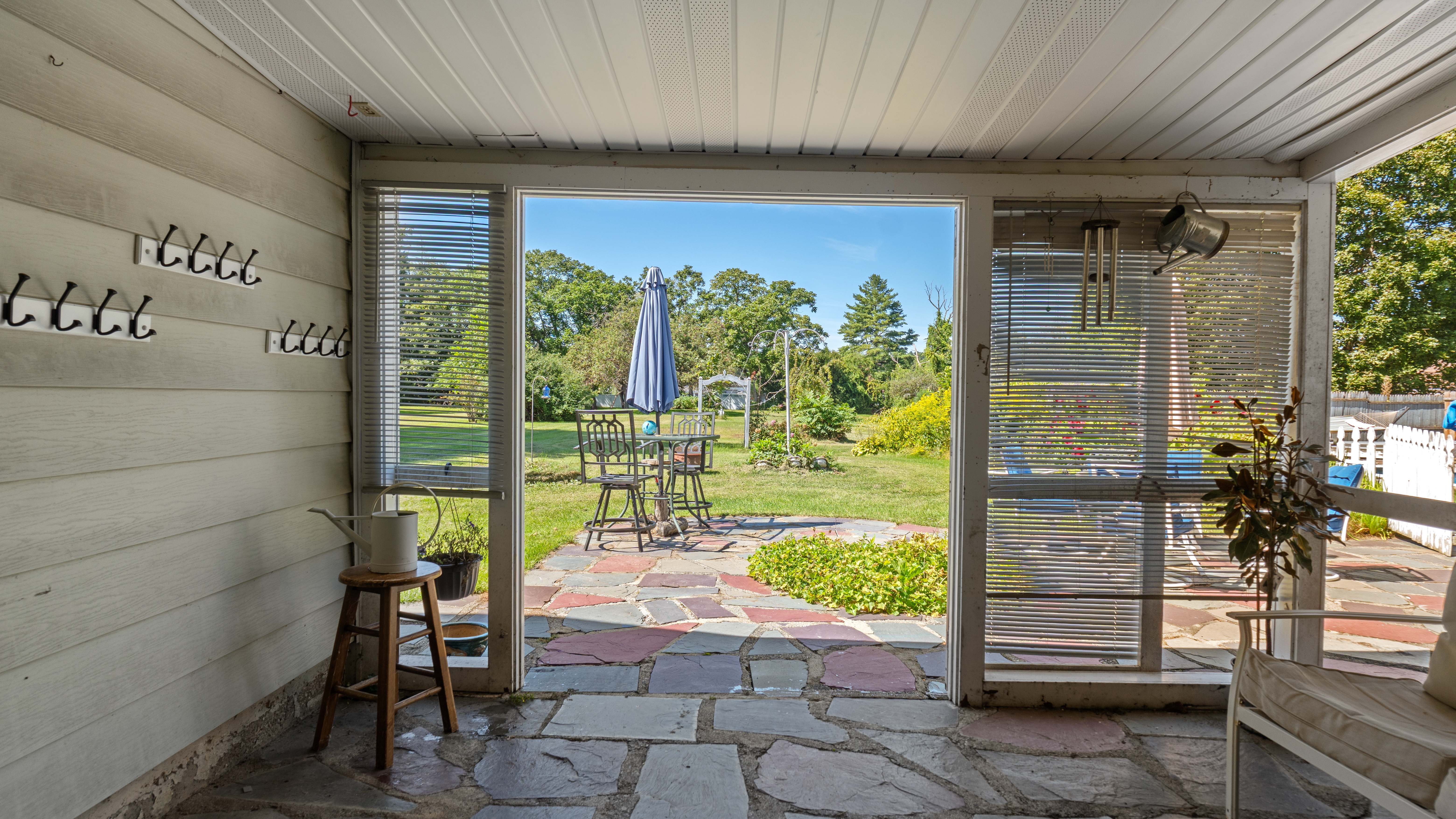  CHARMING IN-TOWN CAPE ON SPACIOUS LOT WITH INGROUND POOL - 物件實景