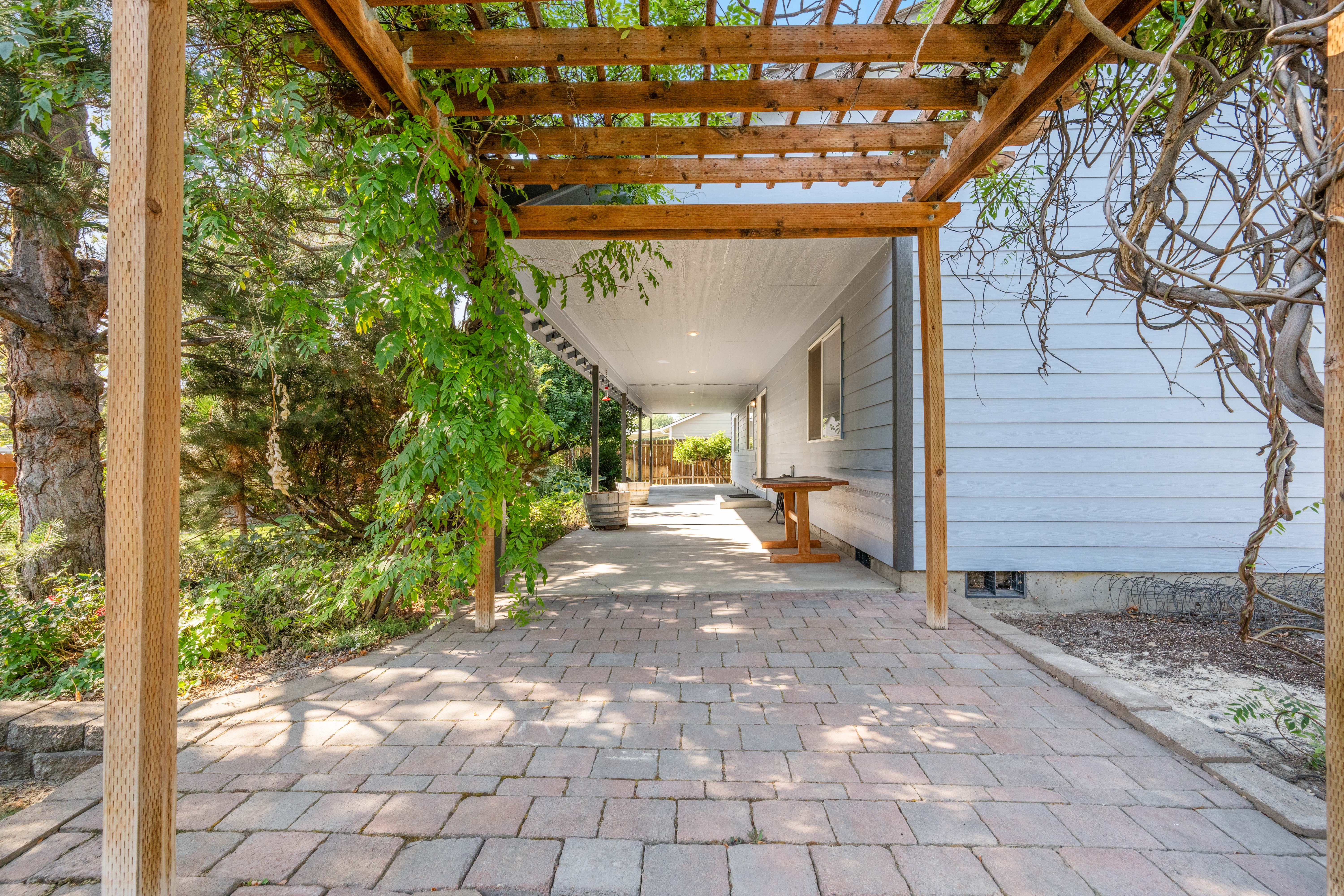  Original Owner with Expansive Covered Patio - 物件實景