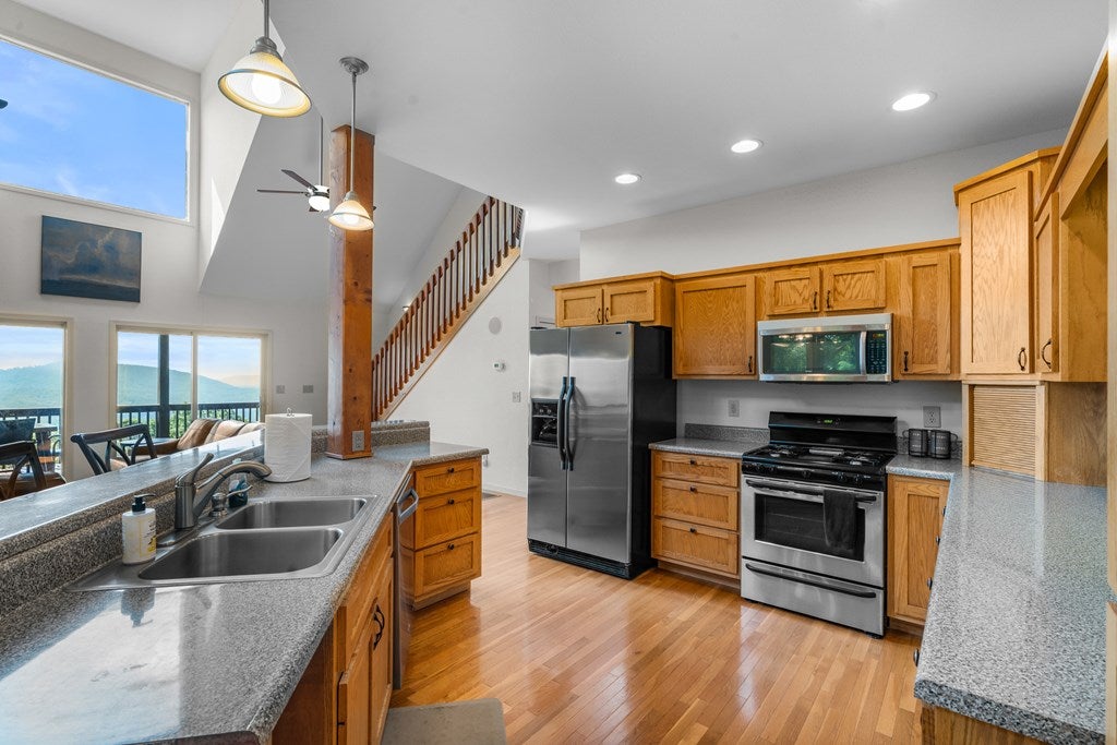 Murphy, North Carolina, 28096, United States, 4 Bedrooms Bedrooms, ,4 BathroomsBathrooms,Residential,For Sale,1871298