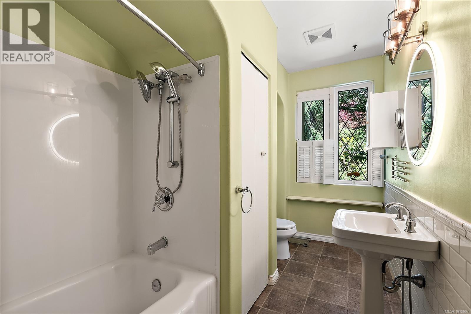 SAANICH, British Columbia, V9A 2R8, CA, 6 Bedrooms Bedrooms, ,3 BathroomsBathrooms,Residential,For Sale,1948762