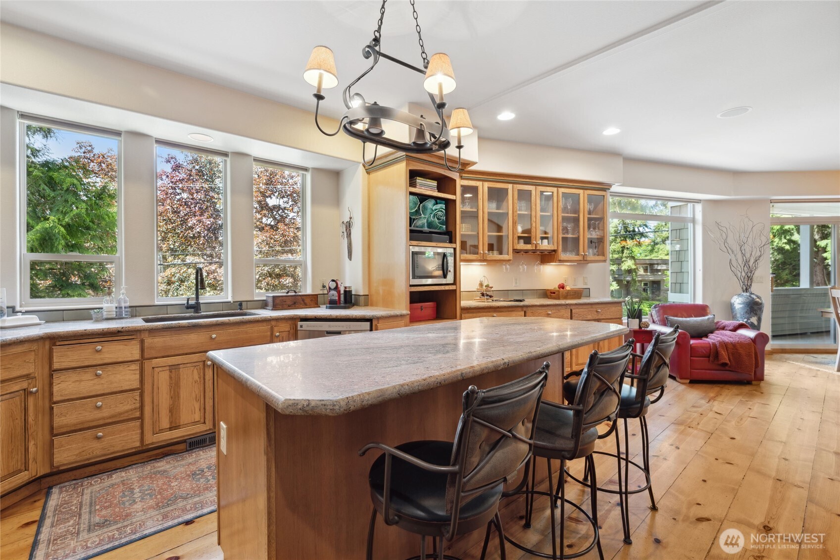 Kirkland, Washington, 98033, United States, 4 Bedrooms Bedrooms, ,2 BathroomsBathrooms,Residential,For Sale,1804621