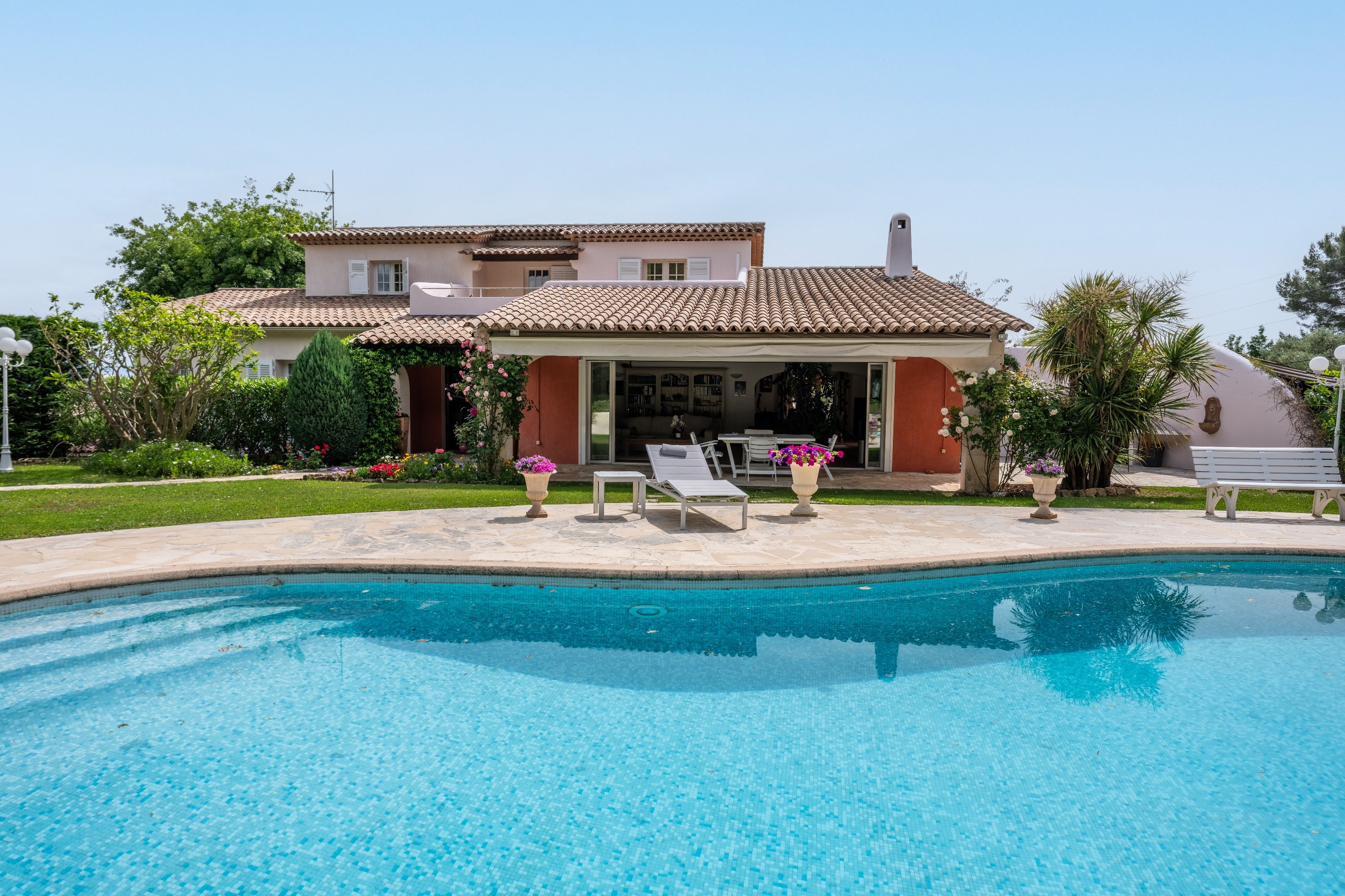  Côte d’Azur – 301 m² family villa with sea view in a secure estate close to ame… - 物件實景
