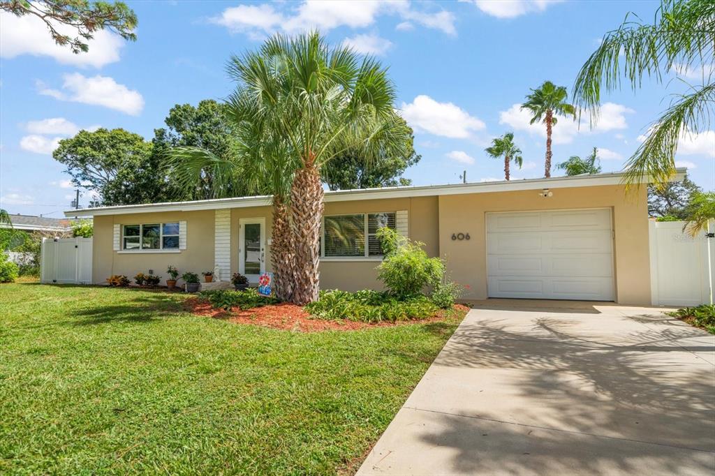 Belleair, Florida, 33756, United States, 2 Bedrooms Bedrooms, ,2 BathroomsBathrooms,Residential,For Sale,1917334