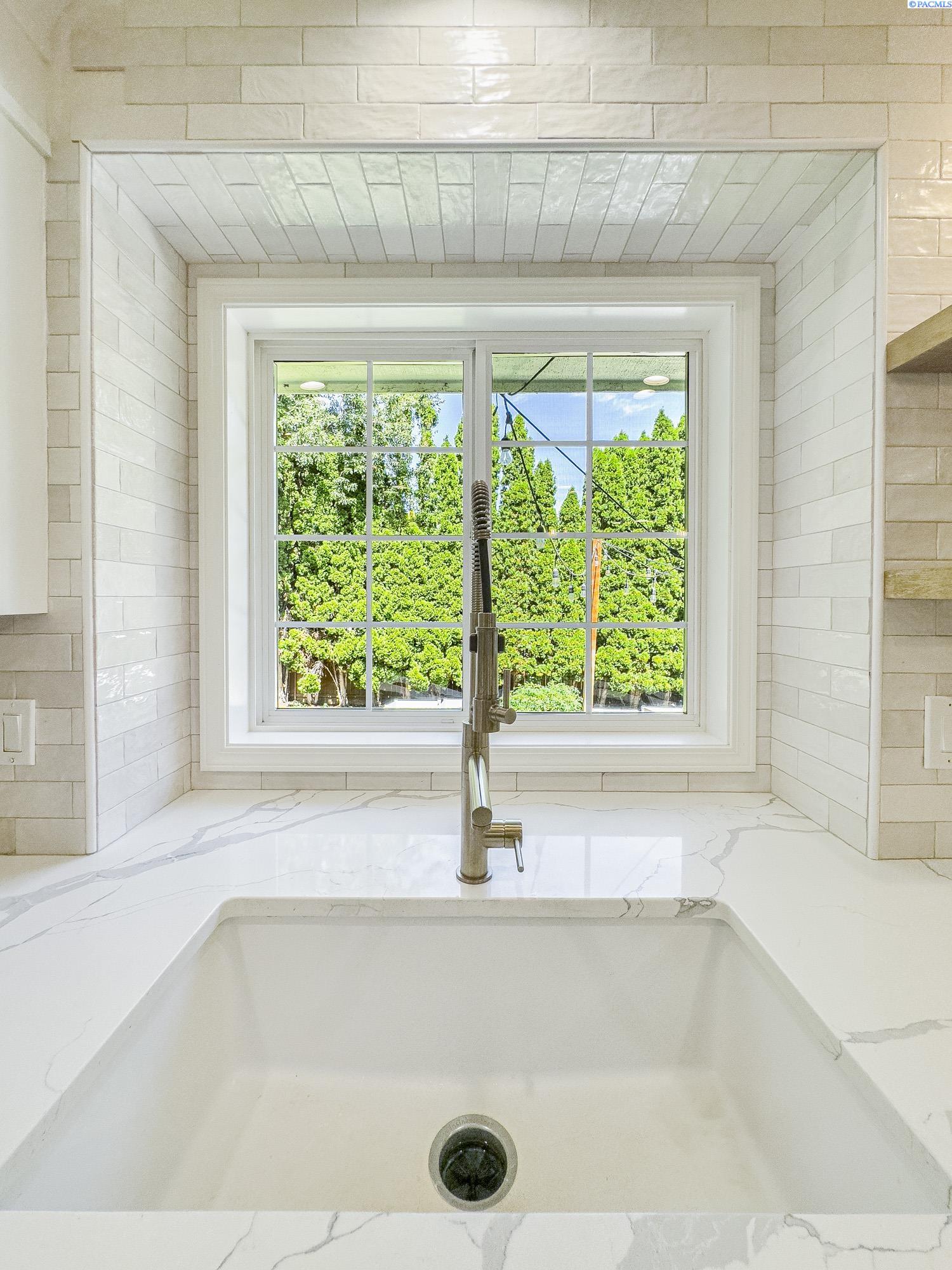 Richland, Washington, 99352, United States, 5 Bedrooms Bedrooms, ,4 BathroomsBathrooms,Residential,For Sale,1927234