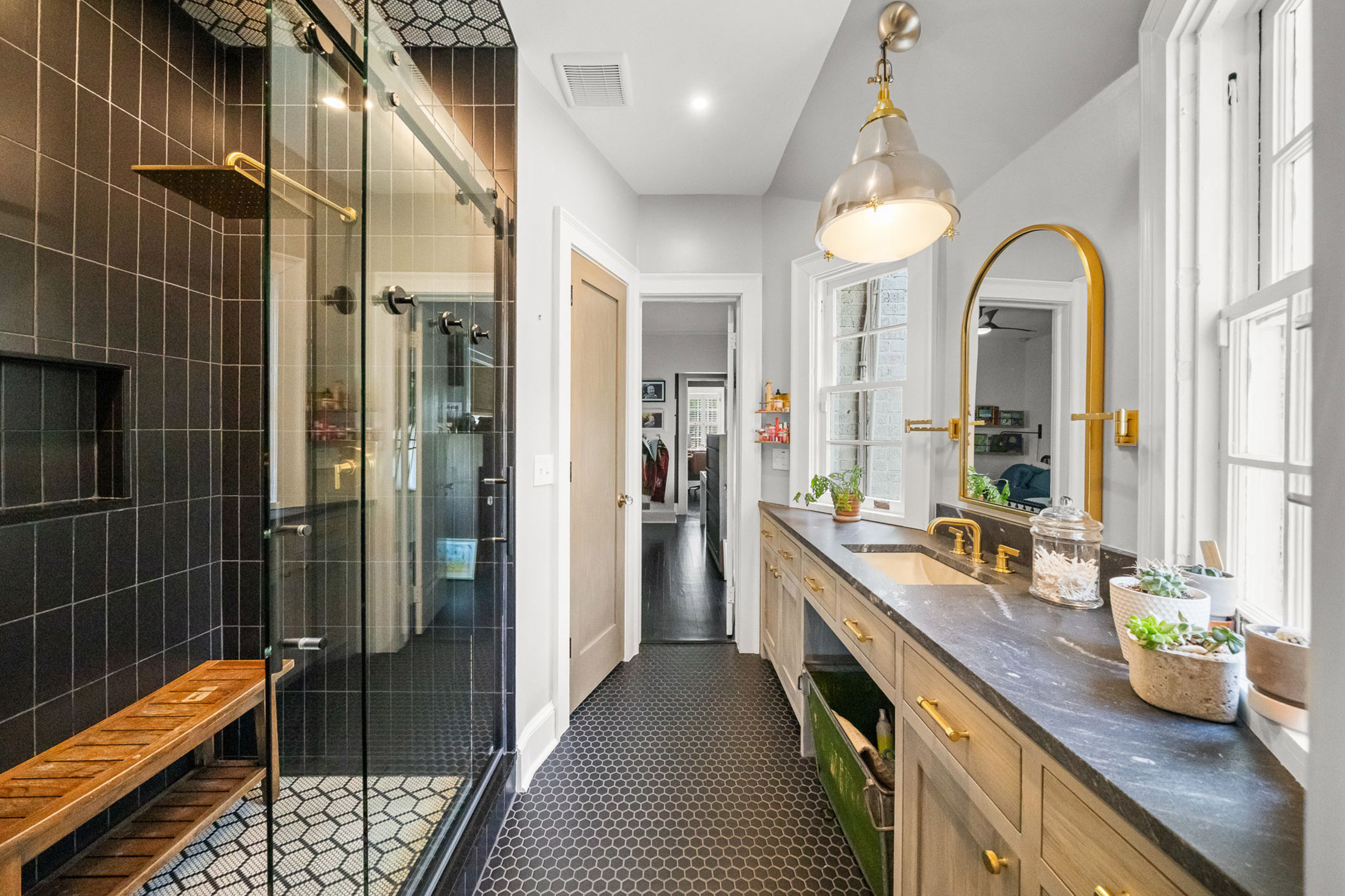  Timeless Character, Thoughtful Renovations and an Unbeatable Location - 物件實景