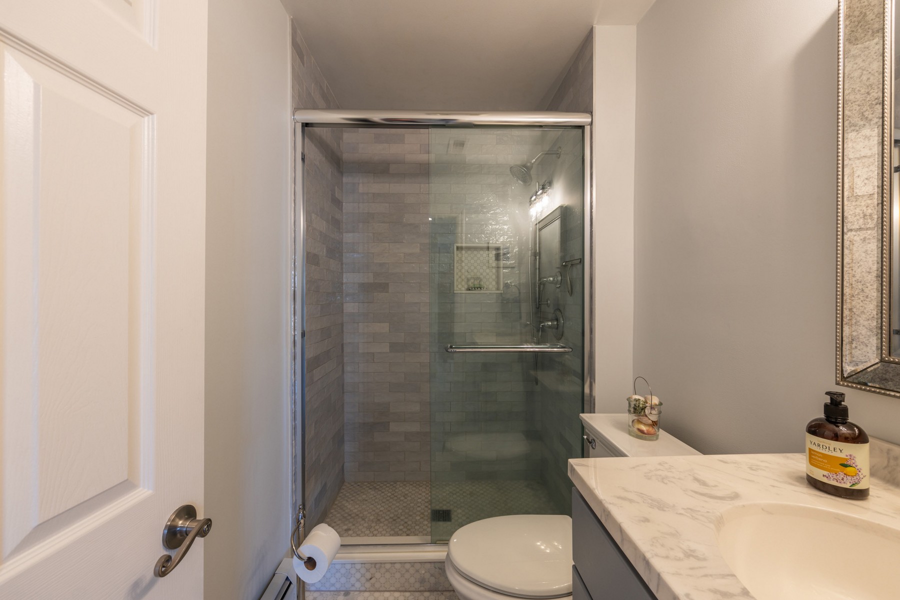  221N Belmont Drive - 物件實景