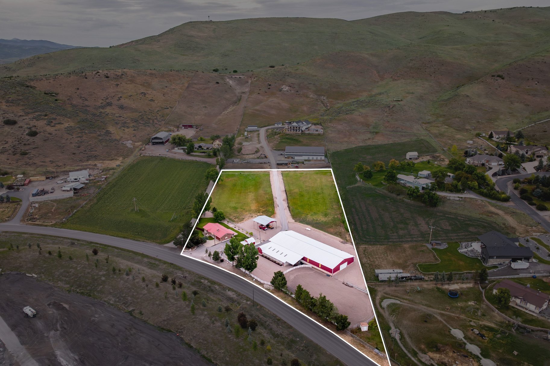  Incredibly Well-Maintained Horse Property with Indoor Arena & Views - 物件實景