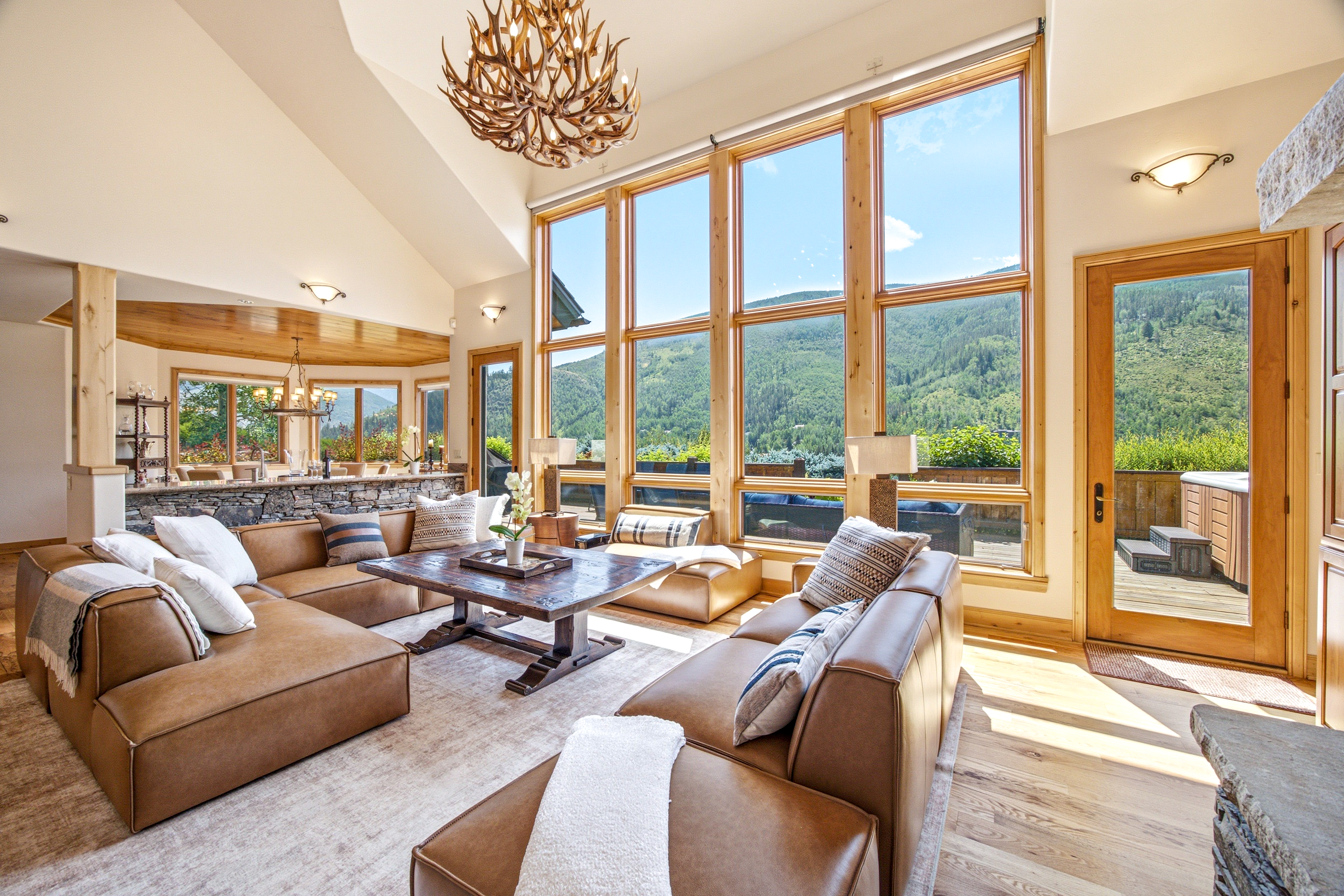  Custom-built, Single-family Home in the Exclusive Grand Traverse Neighborhood - 物件實景