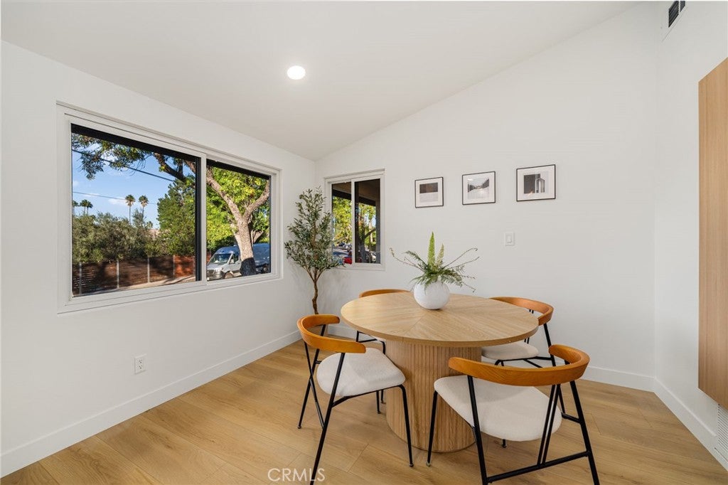 Woodland Hills, California, 91367, United States, 3 Bedrooms Bedrooms, ,2 BathroomsBathrooms,Residential,For Sale,1991959