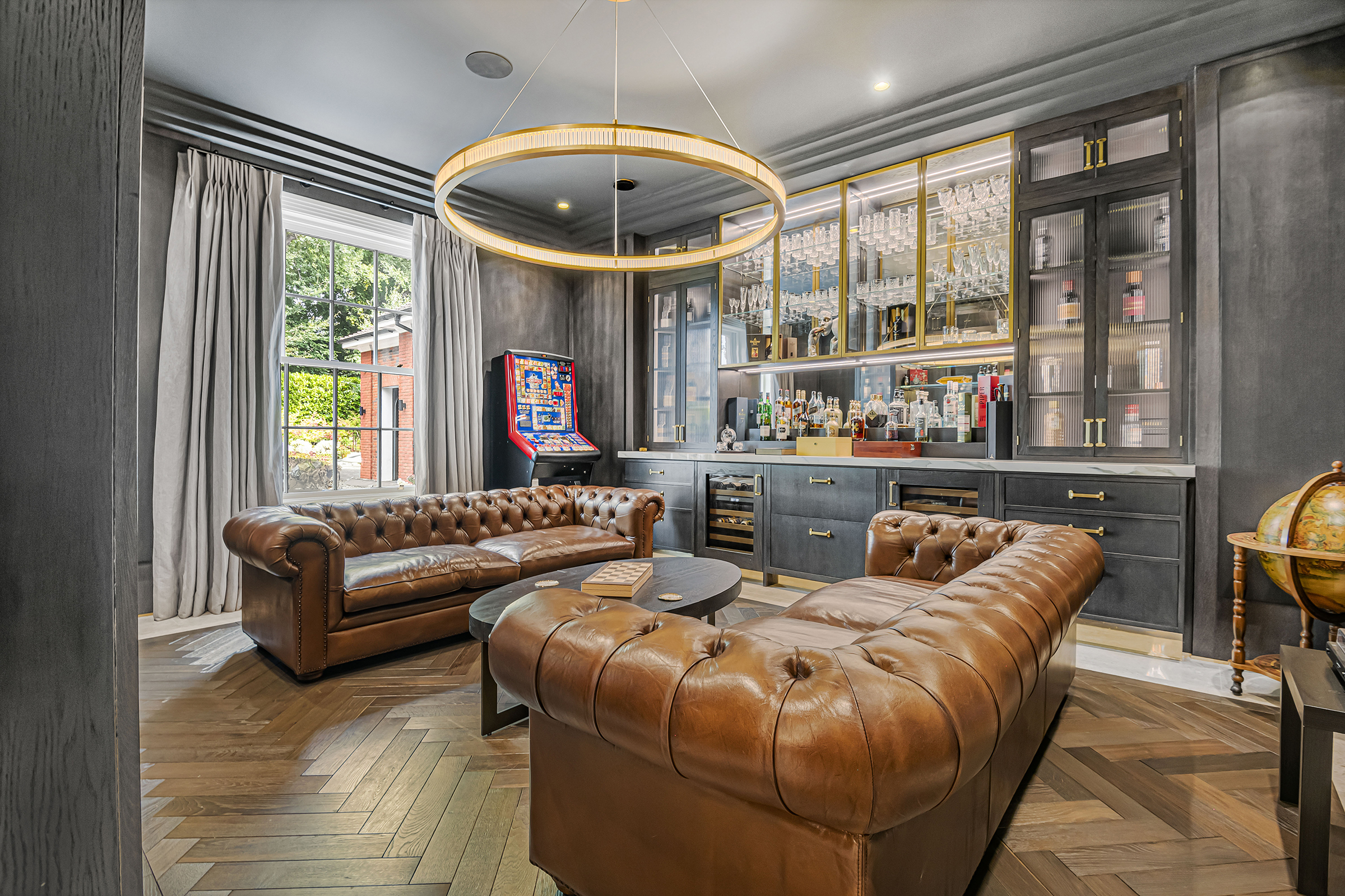  Luxury amenities and an abundance of space in this gated home - 物件實景
