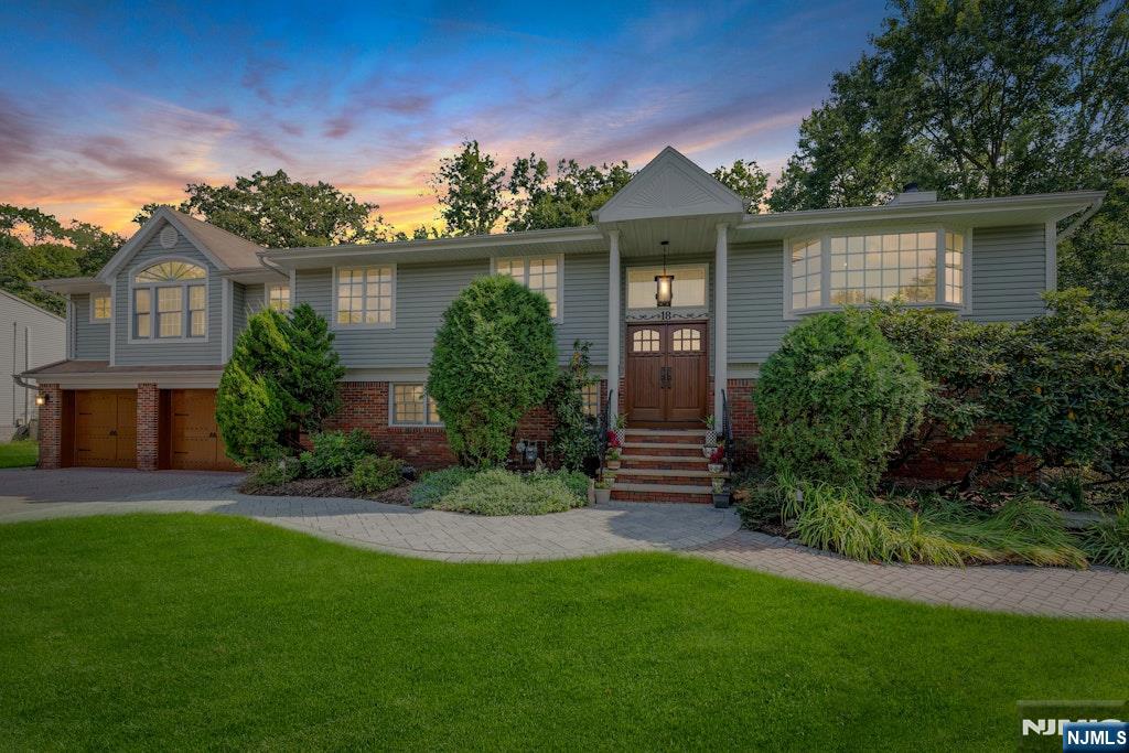 Montvale, New Jersey, 07645, United States, 6 Bedrooms Bedrooms, ,4 BathroomsBathrooms,Residential,For Sale,1950973