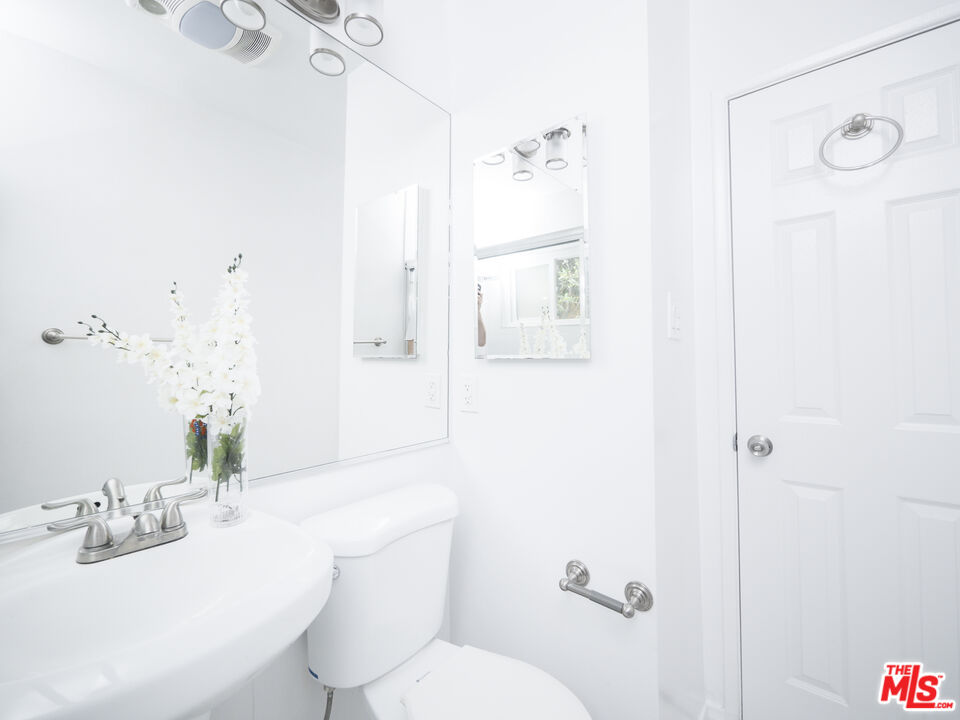 Los Angeles, California, 90066, United States, 4 Bedrooms Bedrooms, ,Residential,For Sale,1705124