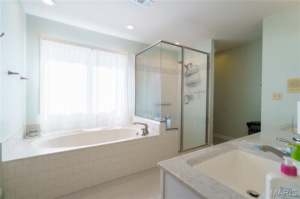 Glen Carbon, Illinois, 62034, United States, 5 Bedrooms Bedrooms, ,4 BathroomsBathrooms,Residential,For Sale,1977133