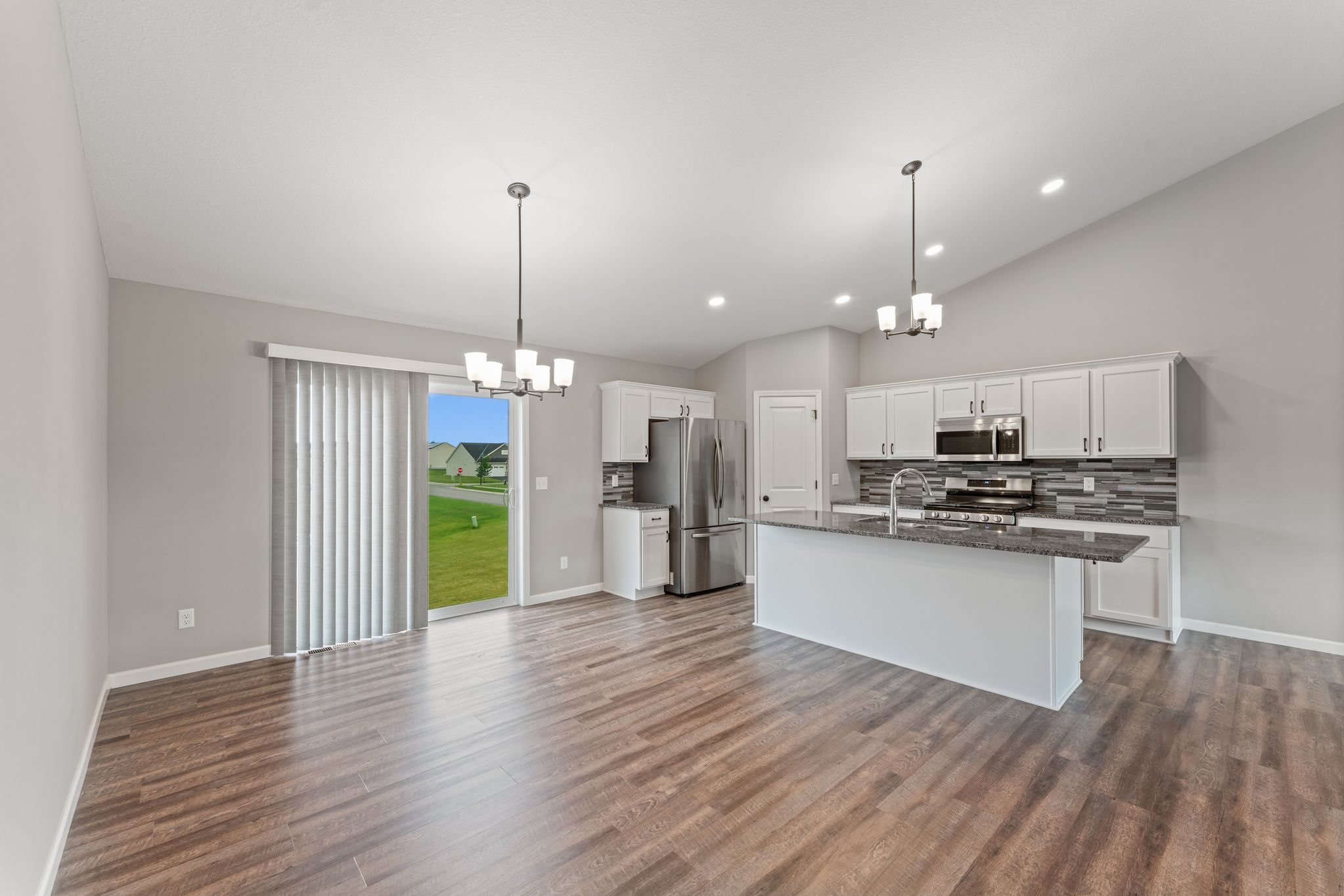  Spacious Walkout Living on a Prime Corner Lot - 物件實景