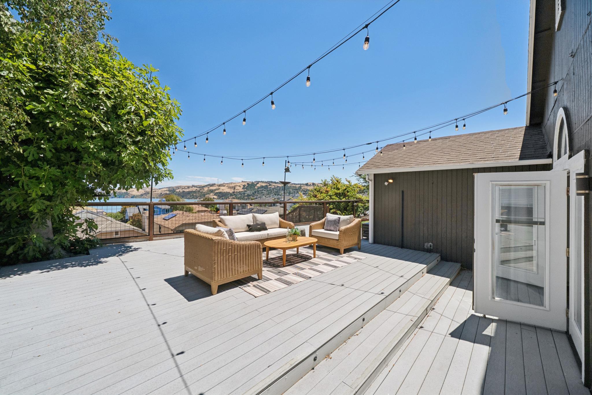  Beautifully Updated Home with Stunning Water Views - 物件實景