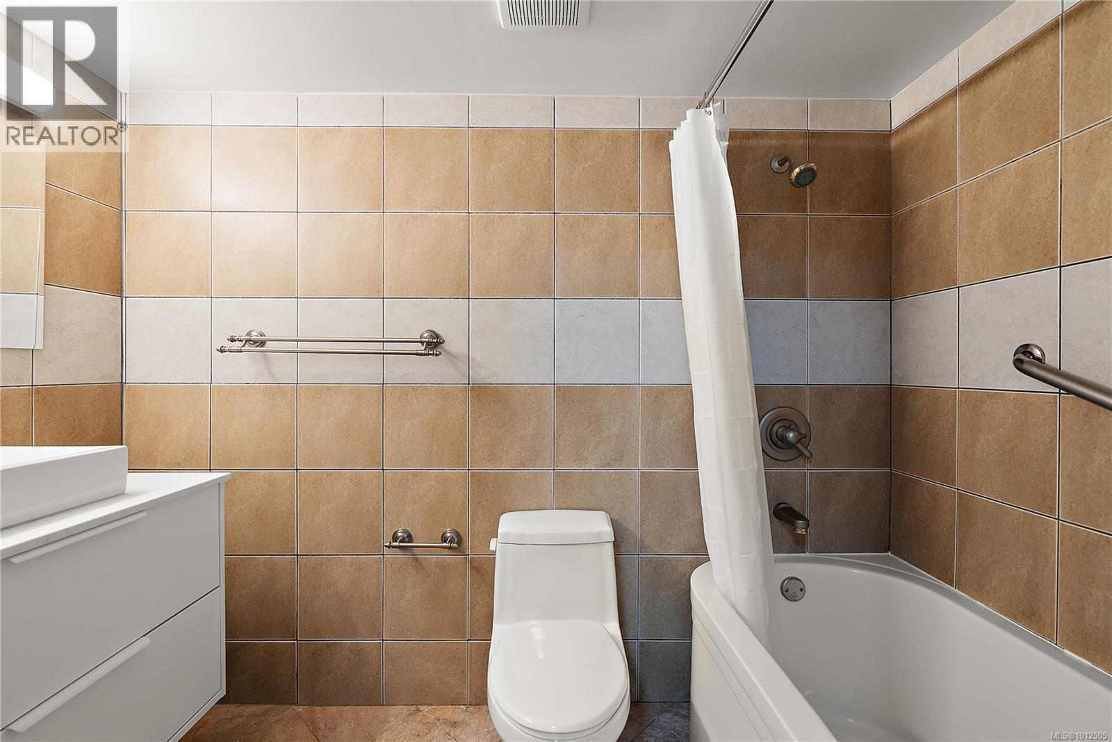 ESQUIMALT, British Columbia, V9A 3N4, CA, 3 Bedrooms Bedrooms, ,1 BathroomBathrooms,Residential,For Sale,1950228