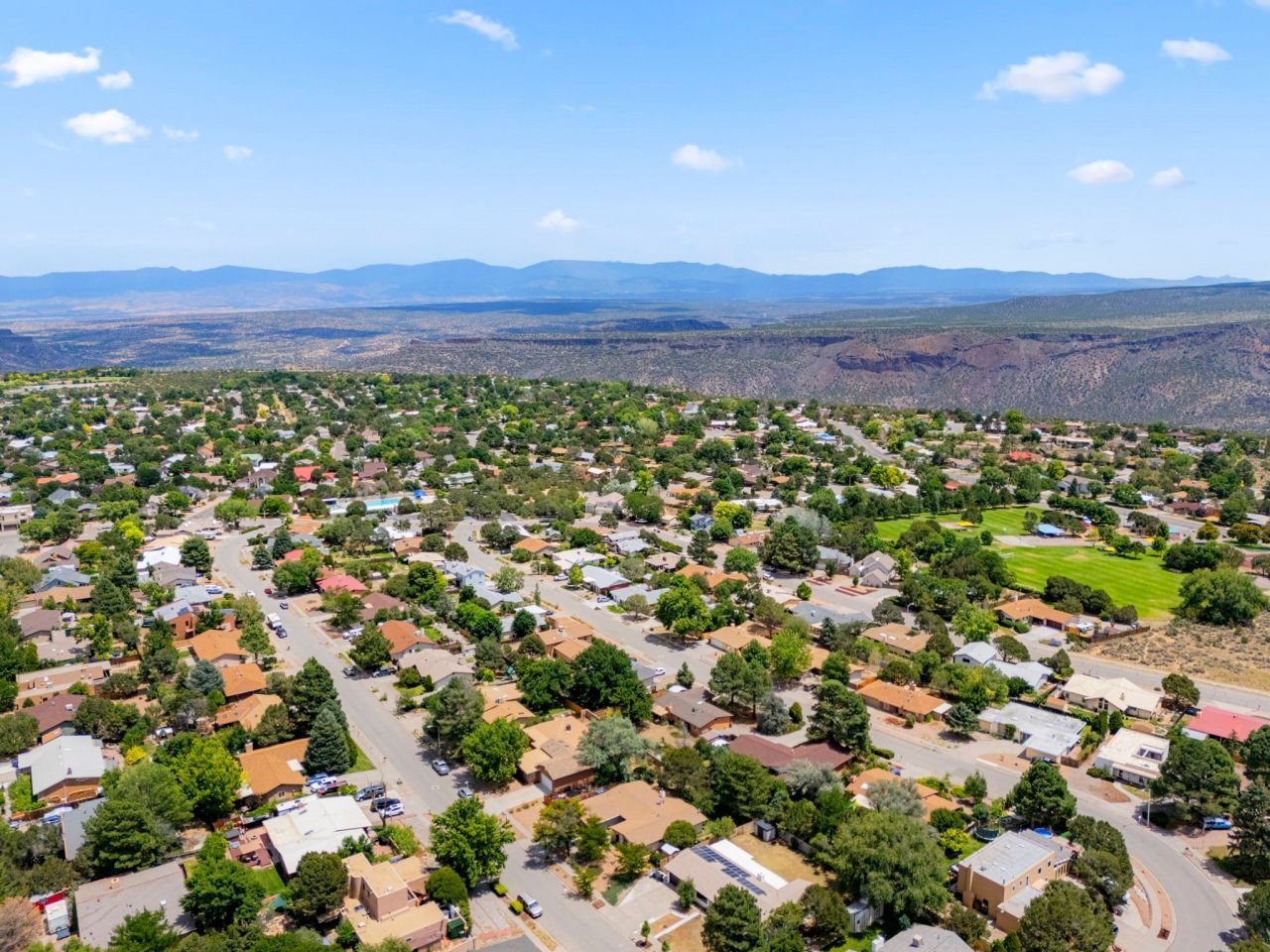White Rock, New Mexico, 87547, United States, 4 Bedrooms Bedrooms, ,3 BathroomsBathrooms,Residential,For Sale,1906600