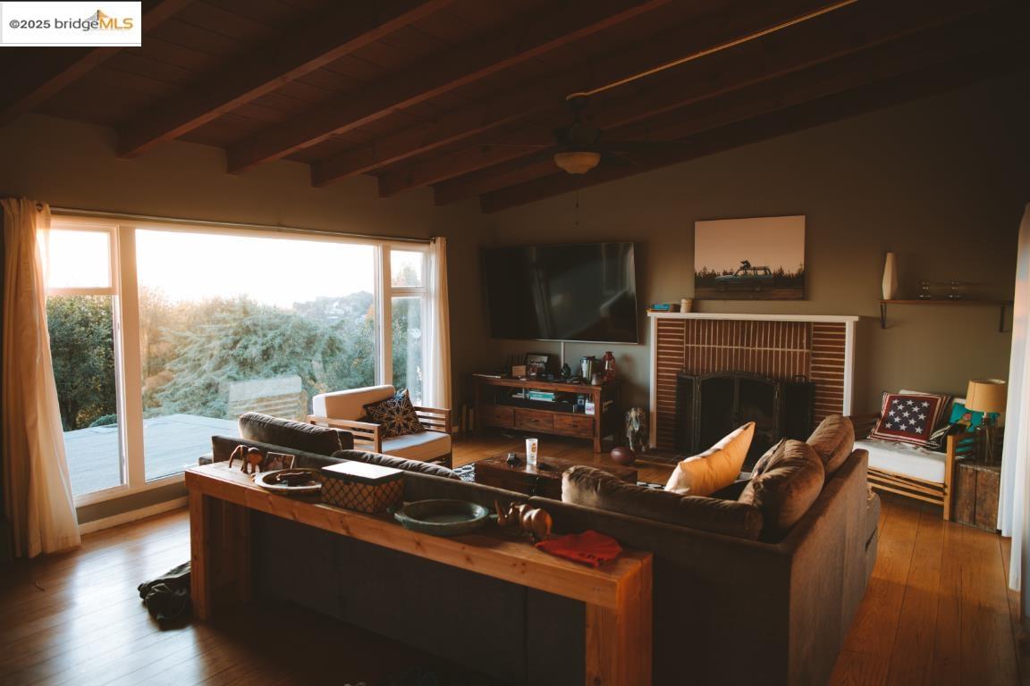 Oakland, California, 94611, United States, 2 Bedrooms Bedrooms, ,1 BathroomBathrooms,Residential,For Sale,1803995