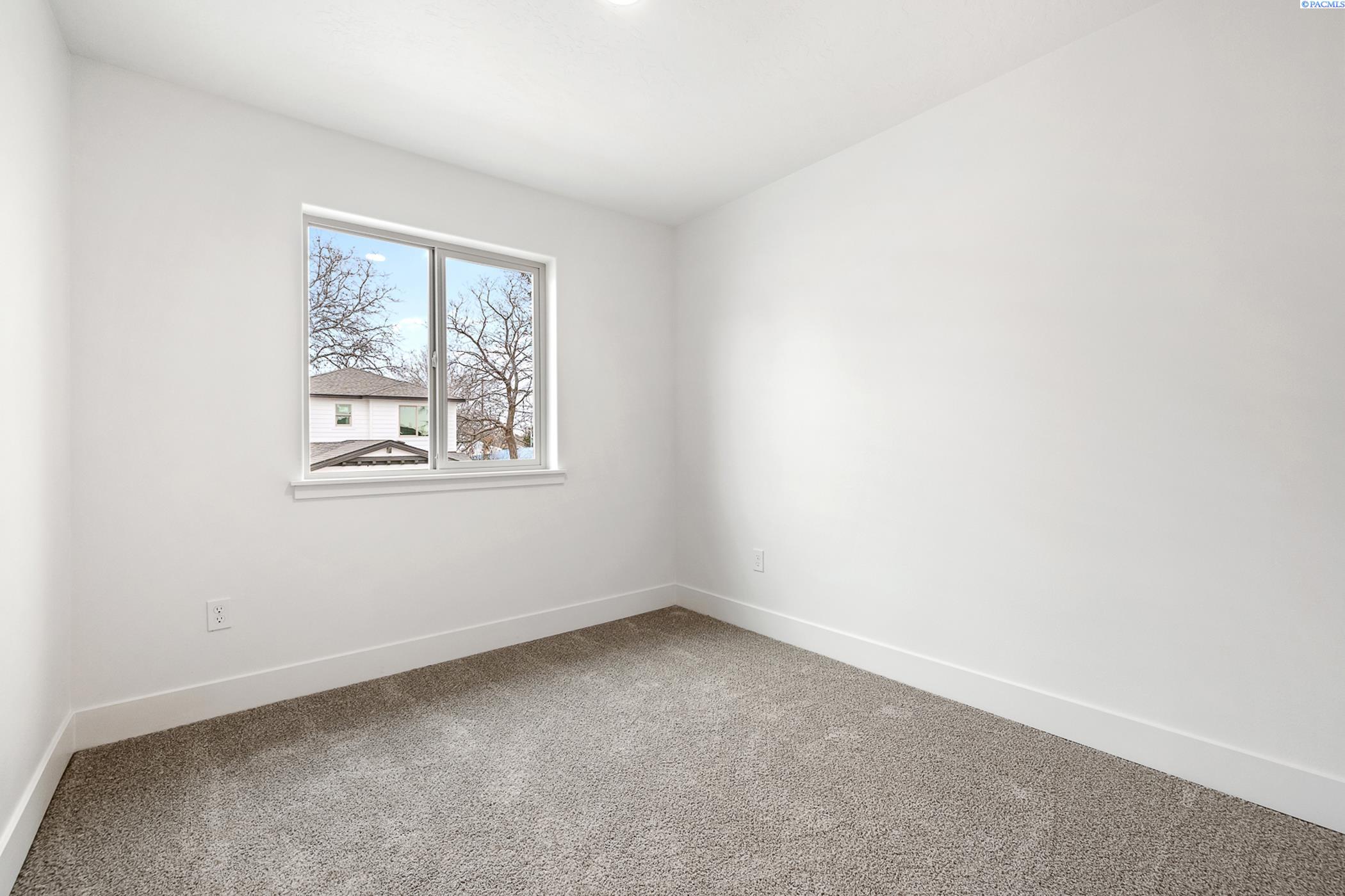 Kennewick, Washington, 99337, United States, 5 Bedrooms Bedrooms, ,Residential,For Sale,1940850