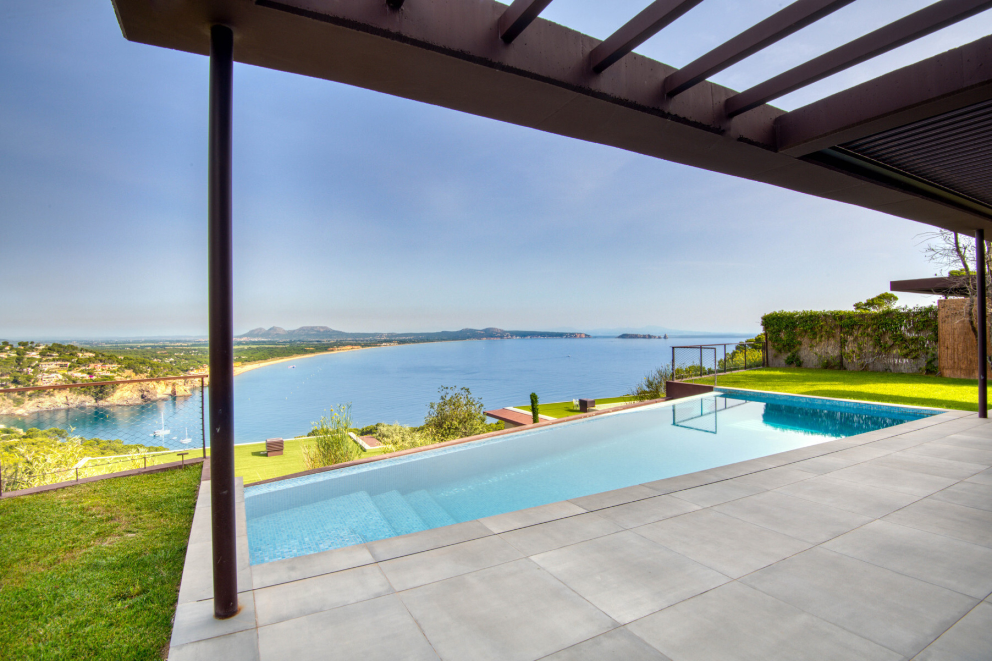  House with swimming pool and sea views in private urbanization in Sa Riera. - 物件實景