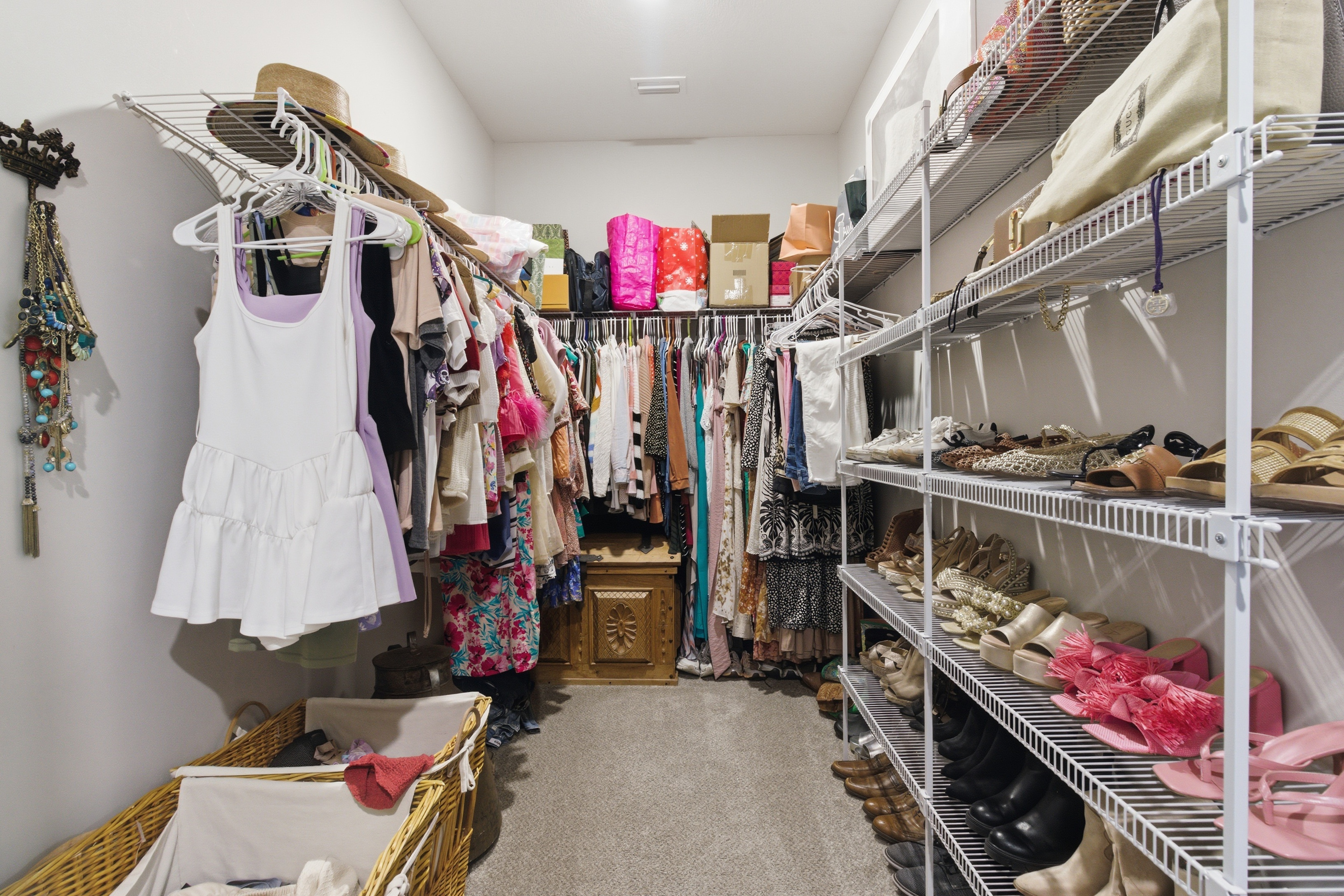  Spacious Corner-Lot Retreat With Flexible Living - 物件實景