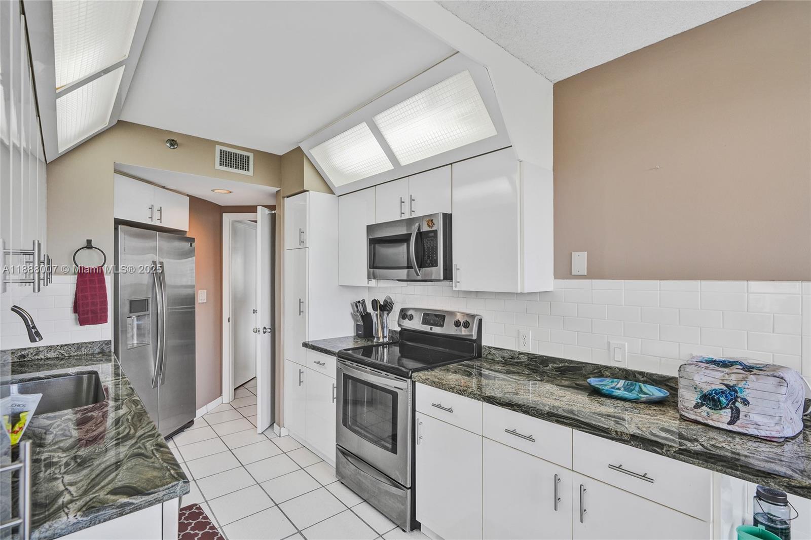 Aventura, Florida, 33180, United States, 2 Bedrooms Bedrooms, ,2 BathroomsBathrooms,Residential,For Sale,1954501